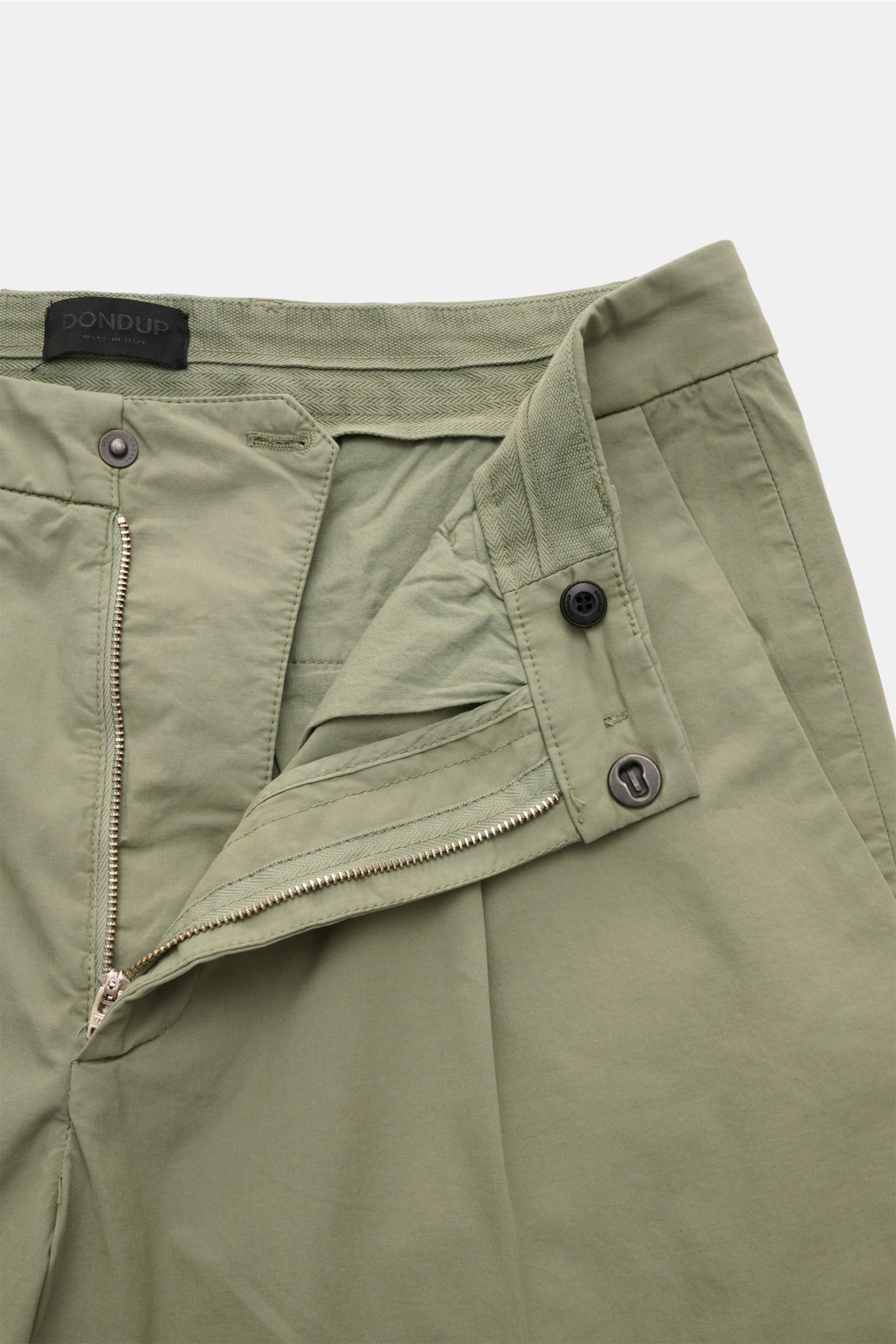 Dondup Shorts 'Ethan' graugrün aus leicht elastischer Baumwolle, Detailaufnahme von innen mit Reißverschluss, Bundfalte und Saumaufschlag.