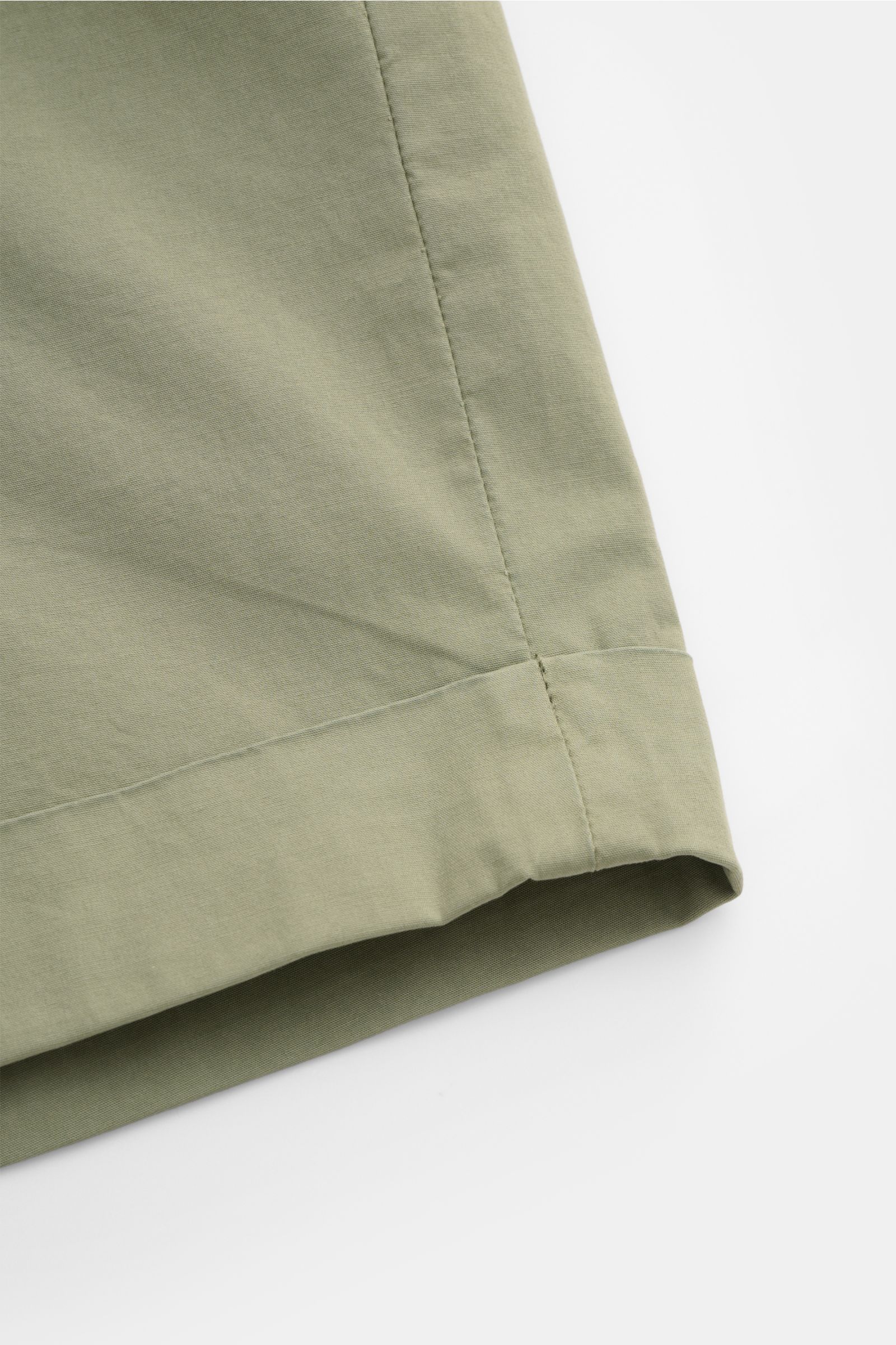 Dondup Shorts 'Ethan' graugrün, Nahaufnahme des fixierten Saumaufschlags aus leicht elastischer Baumwolle mit weichem Griff, Regular Fit.