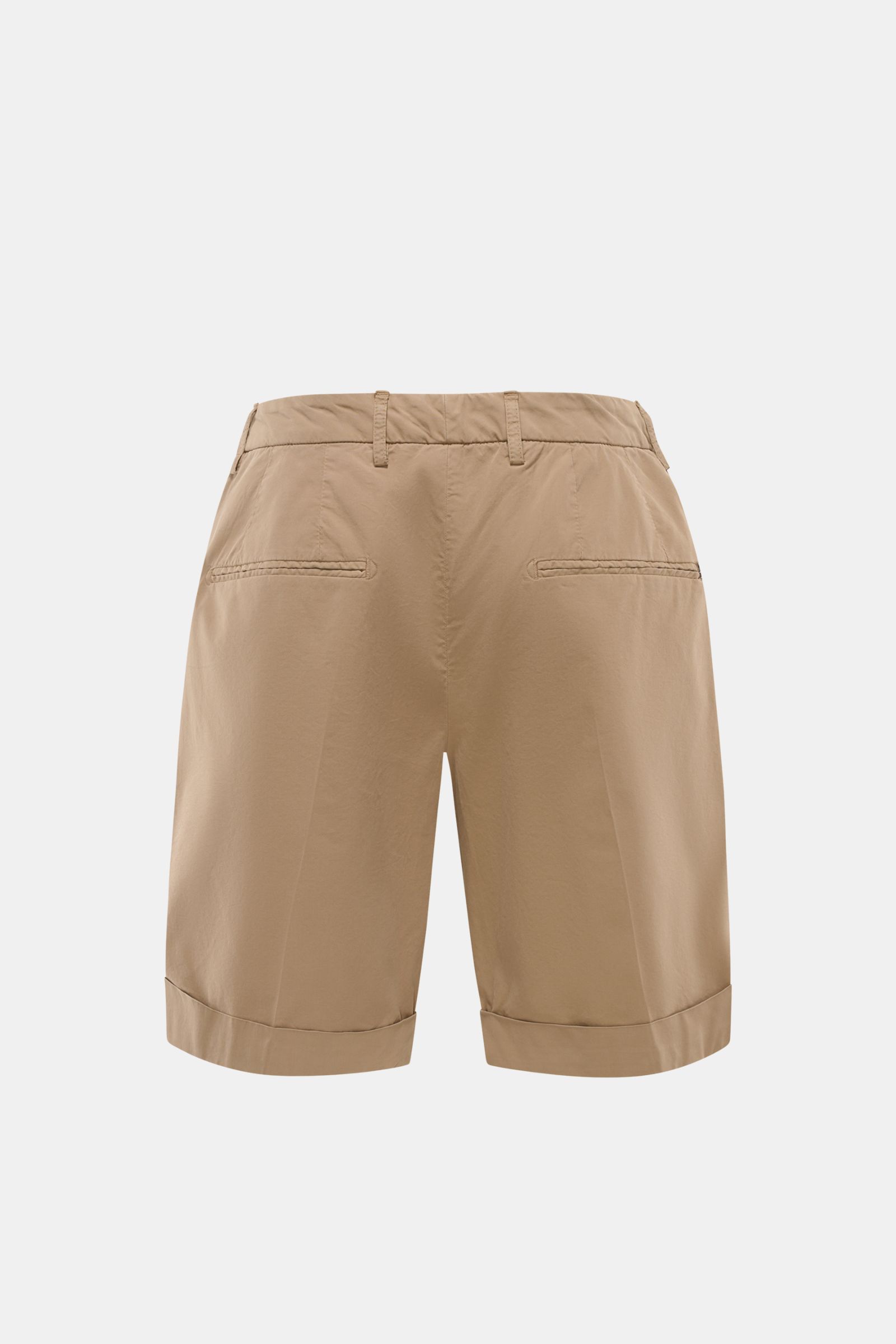 Dondup Shorts 'Ethan' beige, Rückansicht mit paspelierten Gesäßtaschen, fixiertem Saumaufschlag, leichter Baumwolle und weichem Griff.