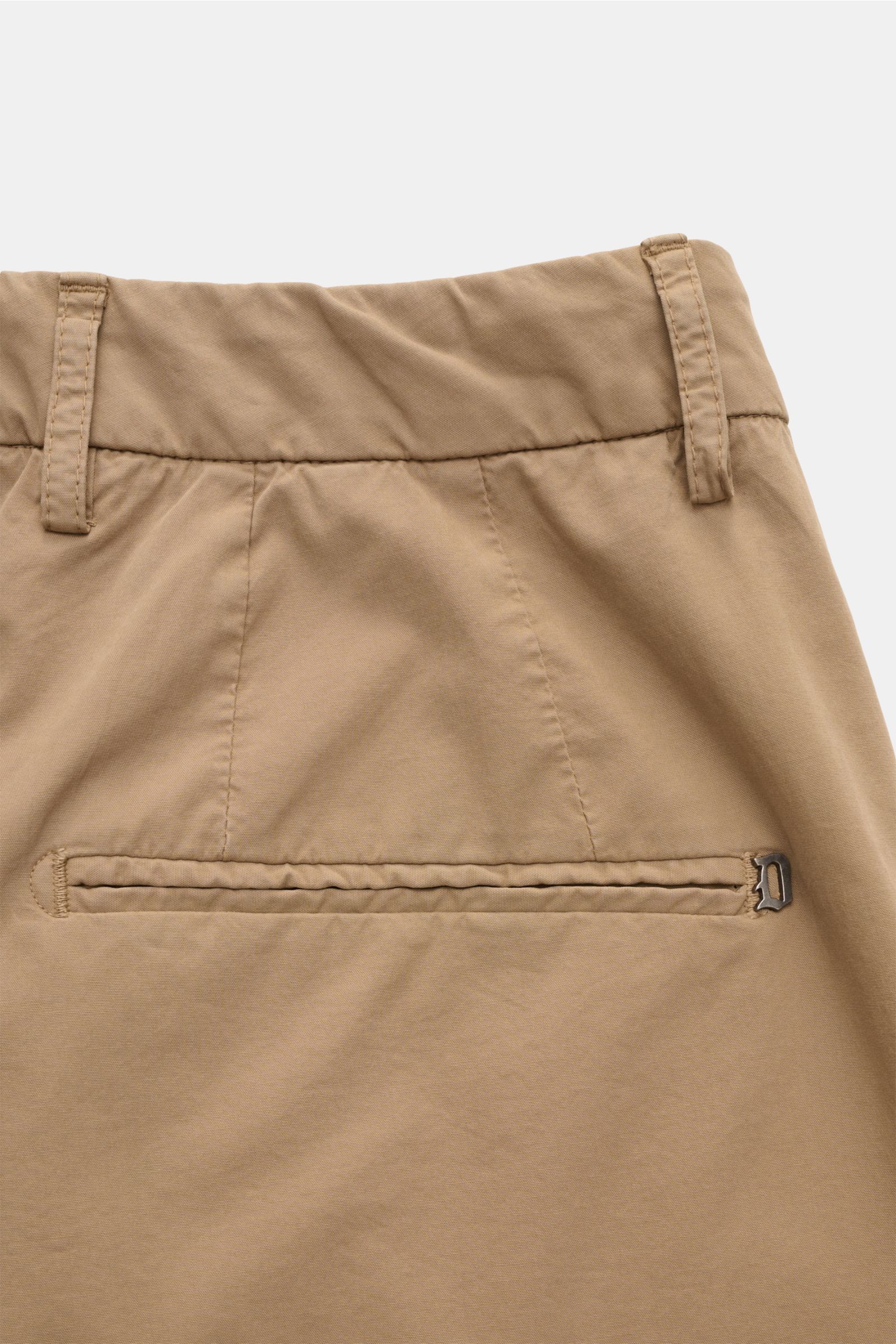 Dondup Shorts 'Ethan' beige, Detailaufnahme von hinten oben, paspelierte Gesäßtasche mit Metall-Initial, weiche, elastische Baumwolle.