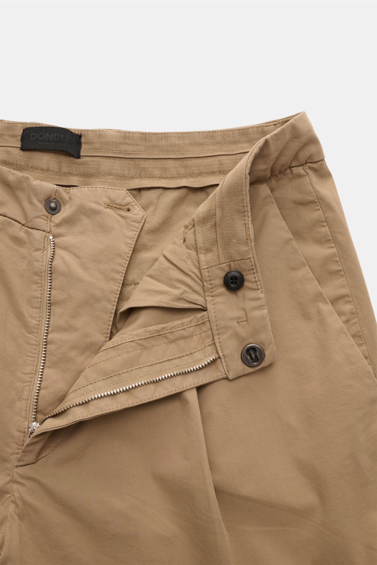 Nahaufnahme der Dondup Shorts 'Ethan' beige von oben mit offenem Reißverschluss, Bundfalte, weichem Griff und fixiertem Saumaufschlag.