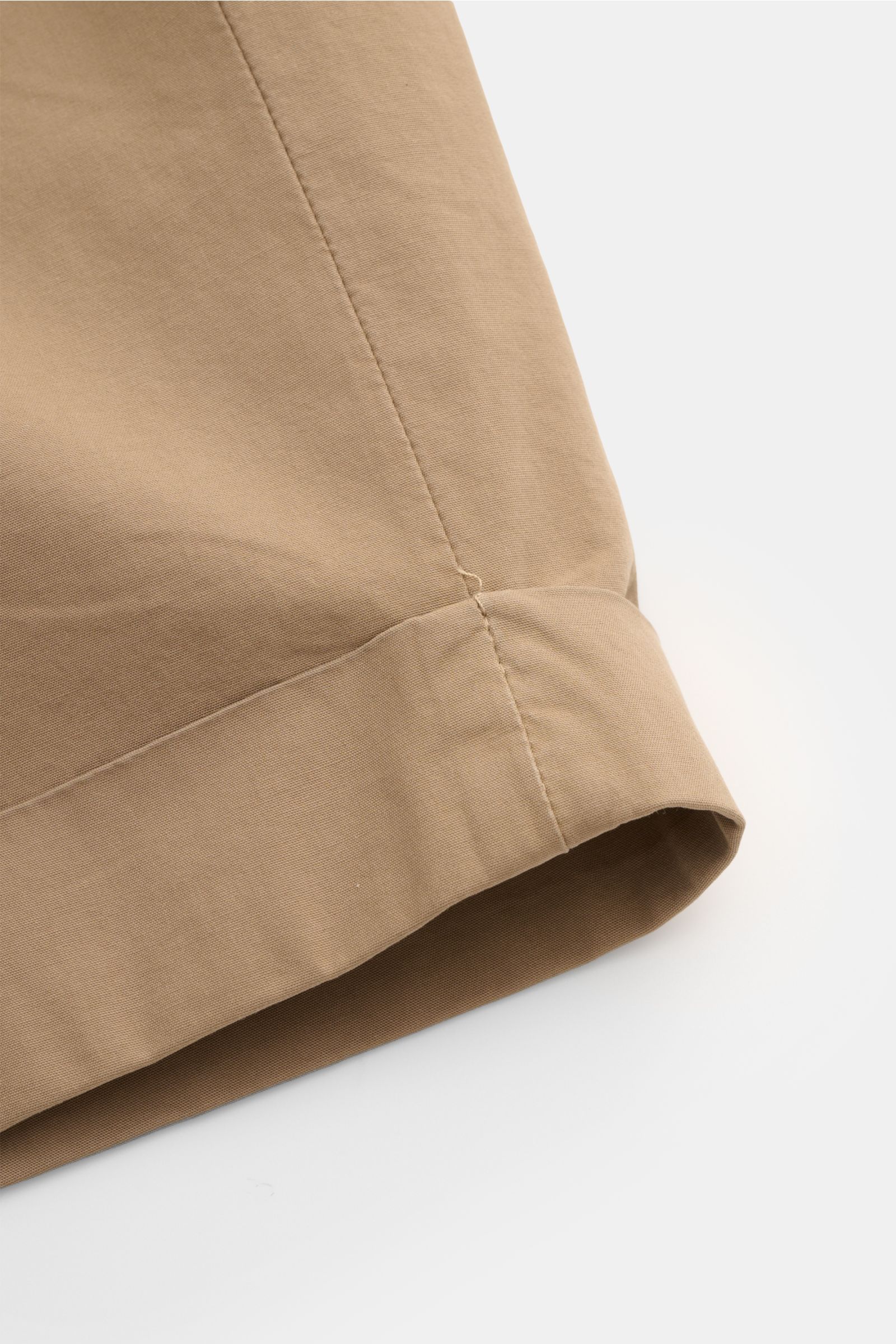 Nahaufnahme der beige Dondup Shorts 'Ethan' im Regular Fit aus leicht elastischer Baumwolle, Detail Saumaufschlag, Seitennaht.