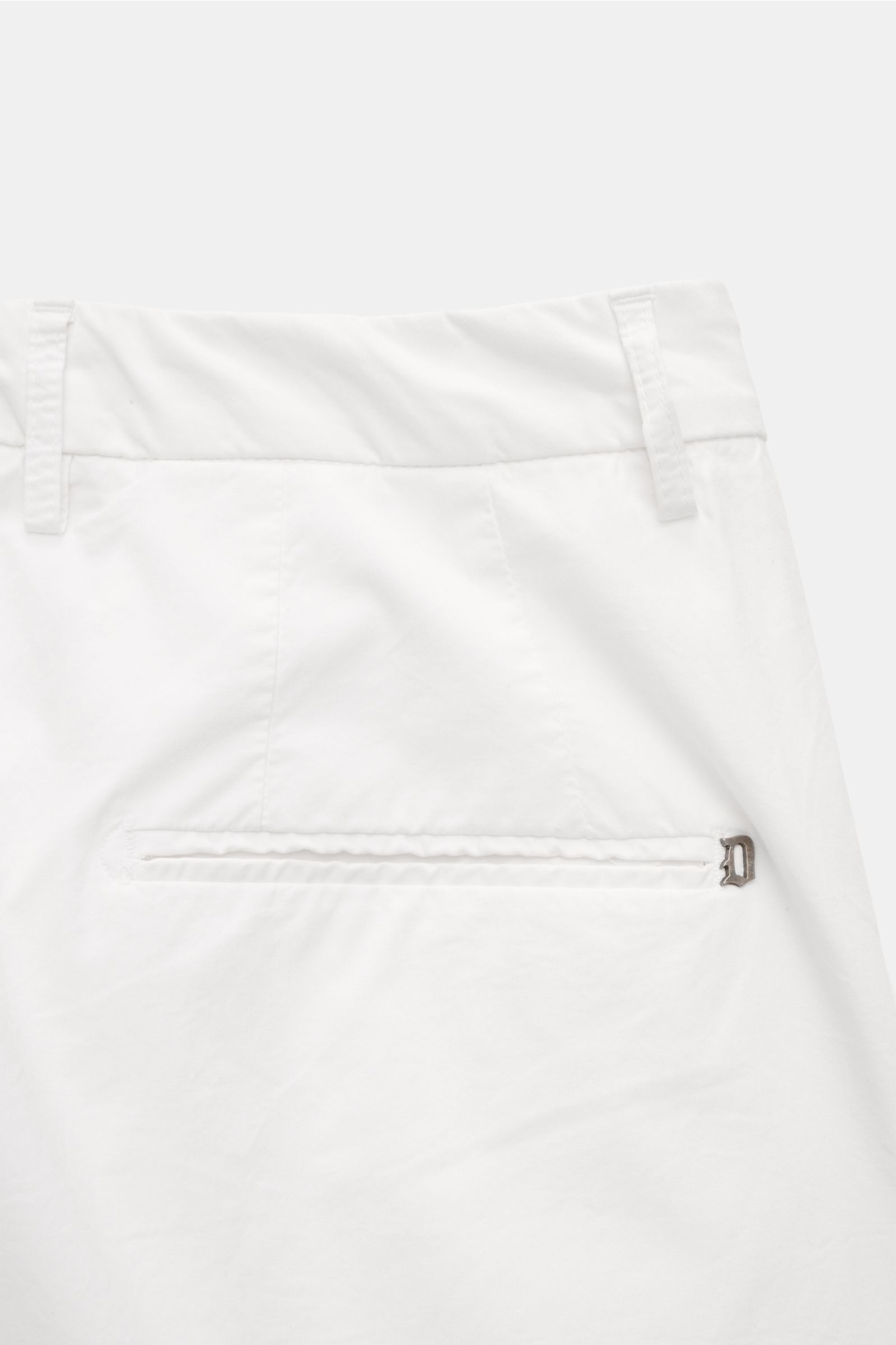 Dondup Shorts 'Ethan' weiß, Rückansicht mit paspelierter Gesäßtasche, Metall-Initial, fixiertem Saumaufschlag, elastischer Baumwolle, weichem Griff.