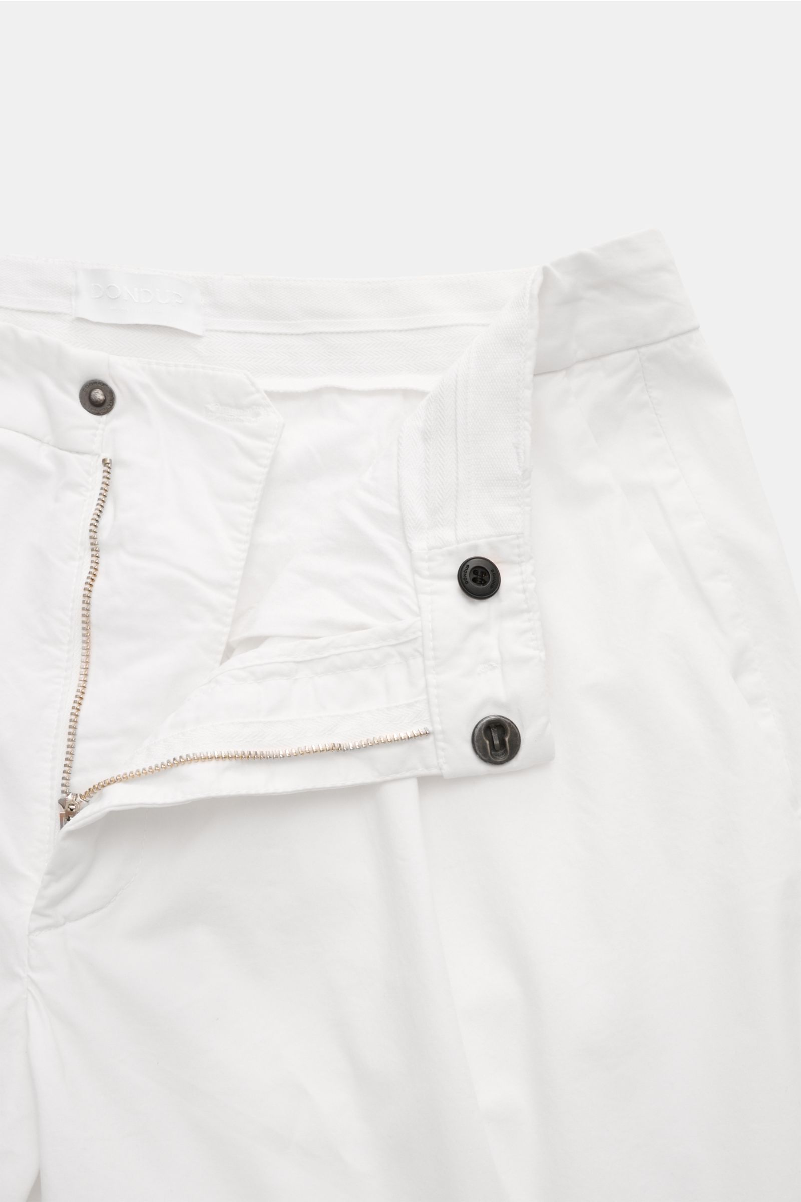 Dondup Shorts 'Ethan' weiß, Nahaufnahme von Bund und Reißverschluss, aus leicht elastischer Baumwolle, mit weichem Griff, Bundfalte, Saumaufschlag.