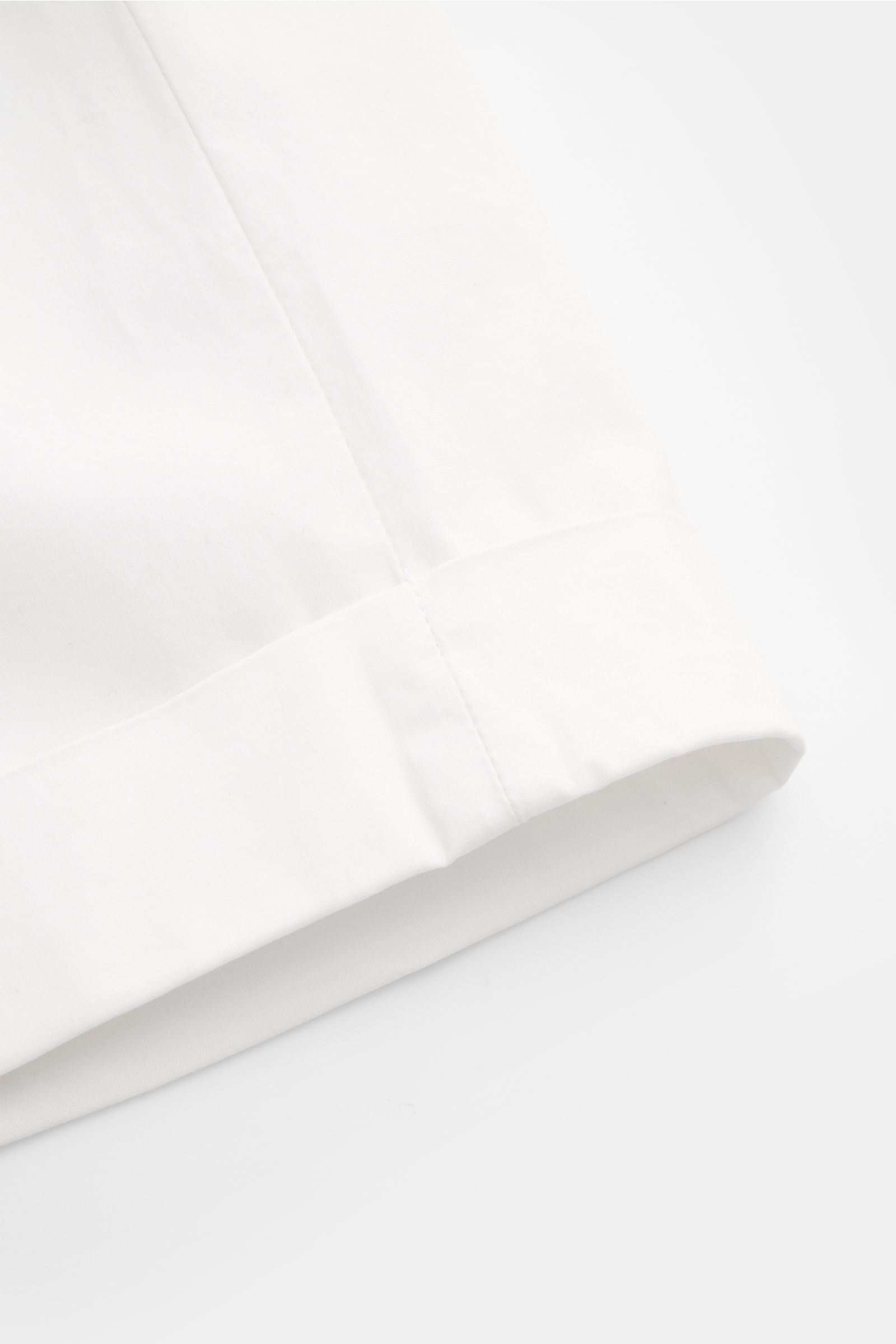 Dondup Shorts 'Ethan' weiß aus leicht elastischer Baumwolle mit weichem Griff, Regular Fit, Bundfalte, Saumaufschlag, Detailansicht von unten.