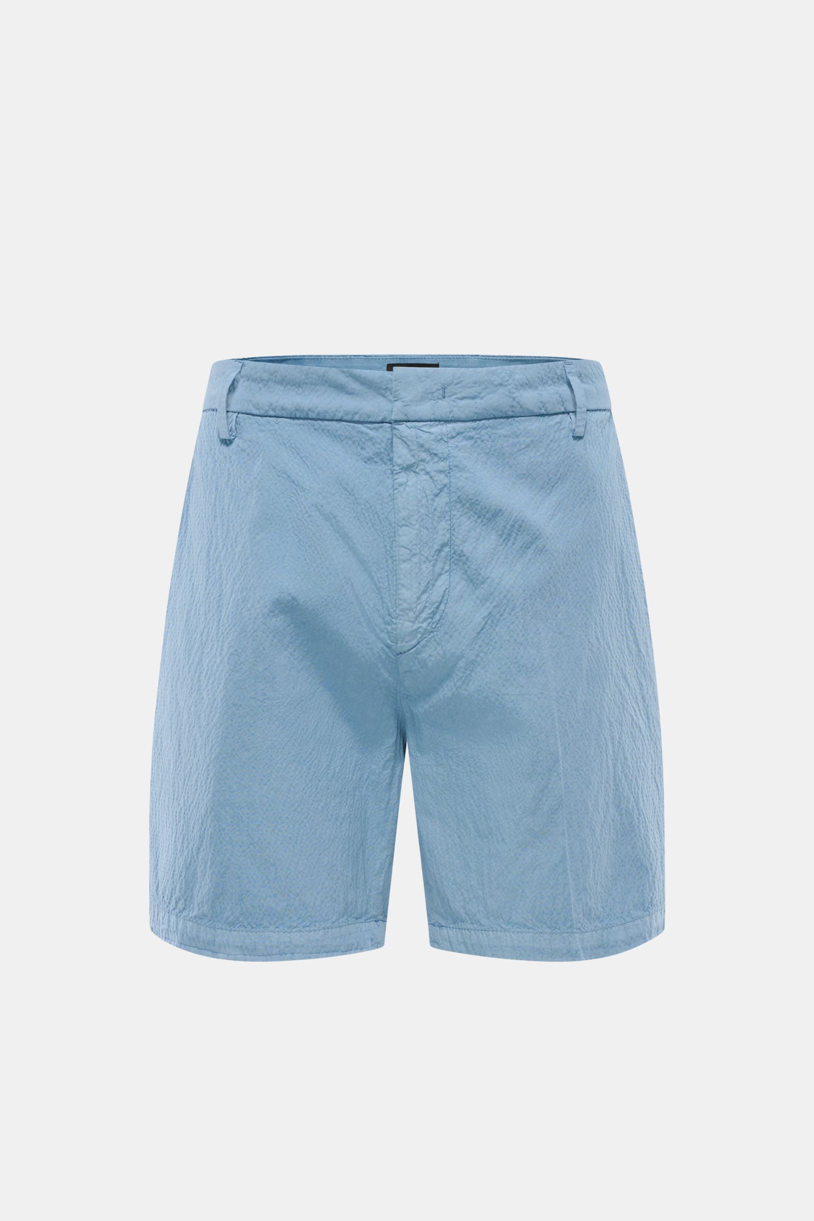 Dondup Seersucker-Shorts 'Manheim' rauchblau, Frontansicht, Regular Fit, Baumwoll-Seersucker, elastisch, Taschen mit Patte, Metall-Initial.