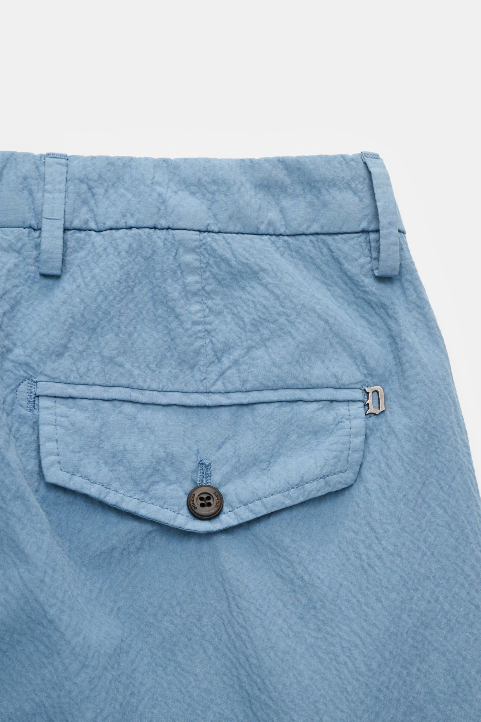 Dondup Seersucker-Shorts 'Manheim' rauchblau, Detailaufnahme von hinten, weicher Baumwoll-Seersucker mit Knopf-Gesäßtasche und Metall-Initial.