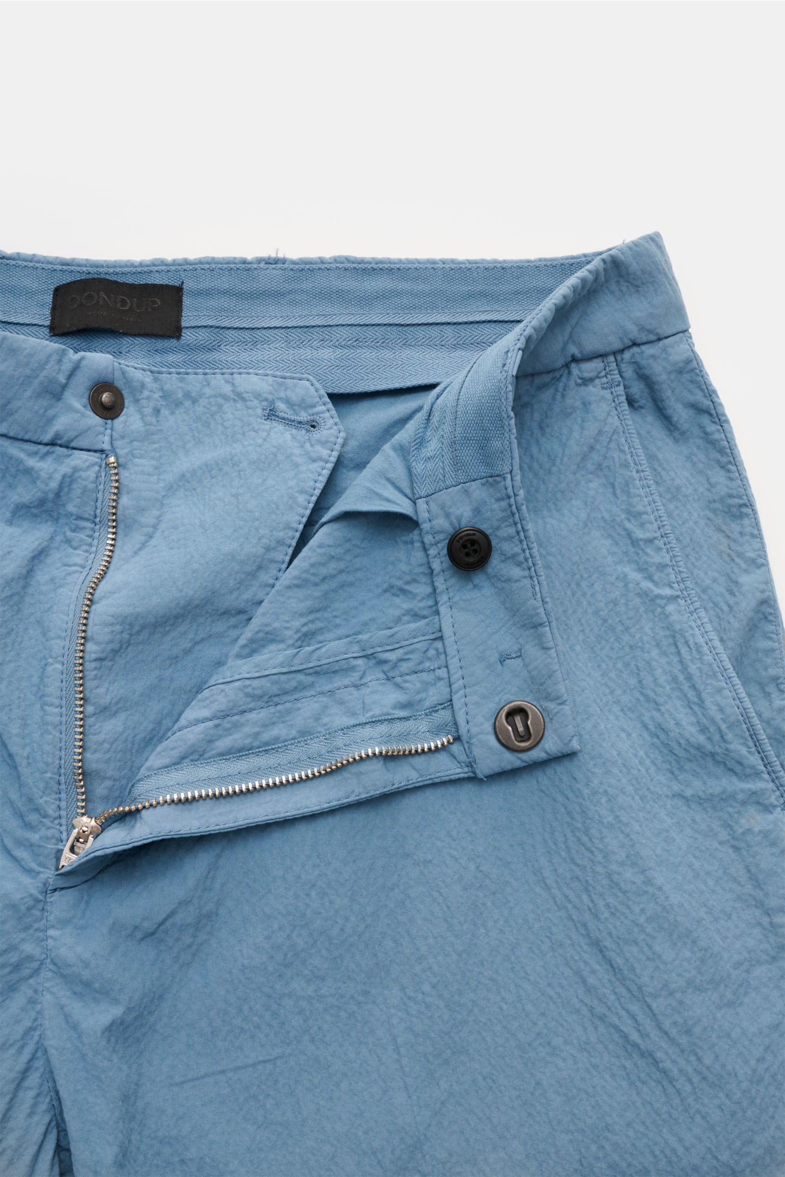 Dondup Seersucker-Shorts 'Manheim' rauchblau, leichte Baumwoll-Seersucker mit Reißverschluss, Slide-Button, Taschen, weicher Griff, Regular Fit, Detailaufnahme von oben.