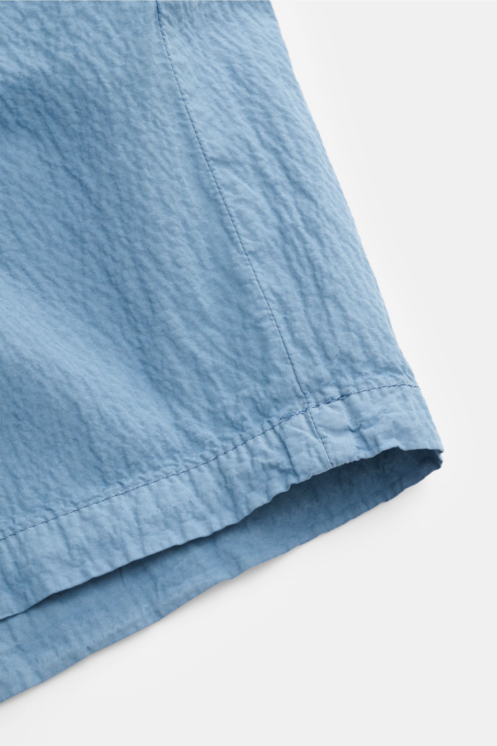 Dondup Seersucker-Shorts 'Manheim' rauchblau, Detailaufnahme der leicht elastischen, weichen Baumwoll-Seersucker-Qualität im Regular Fit.