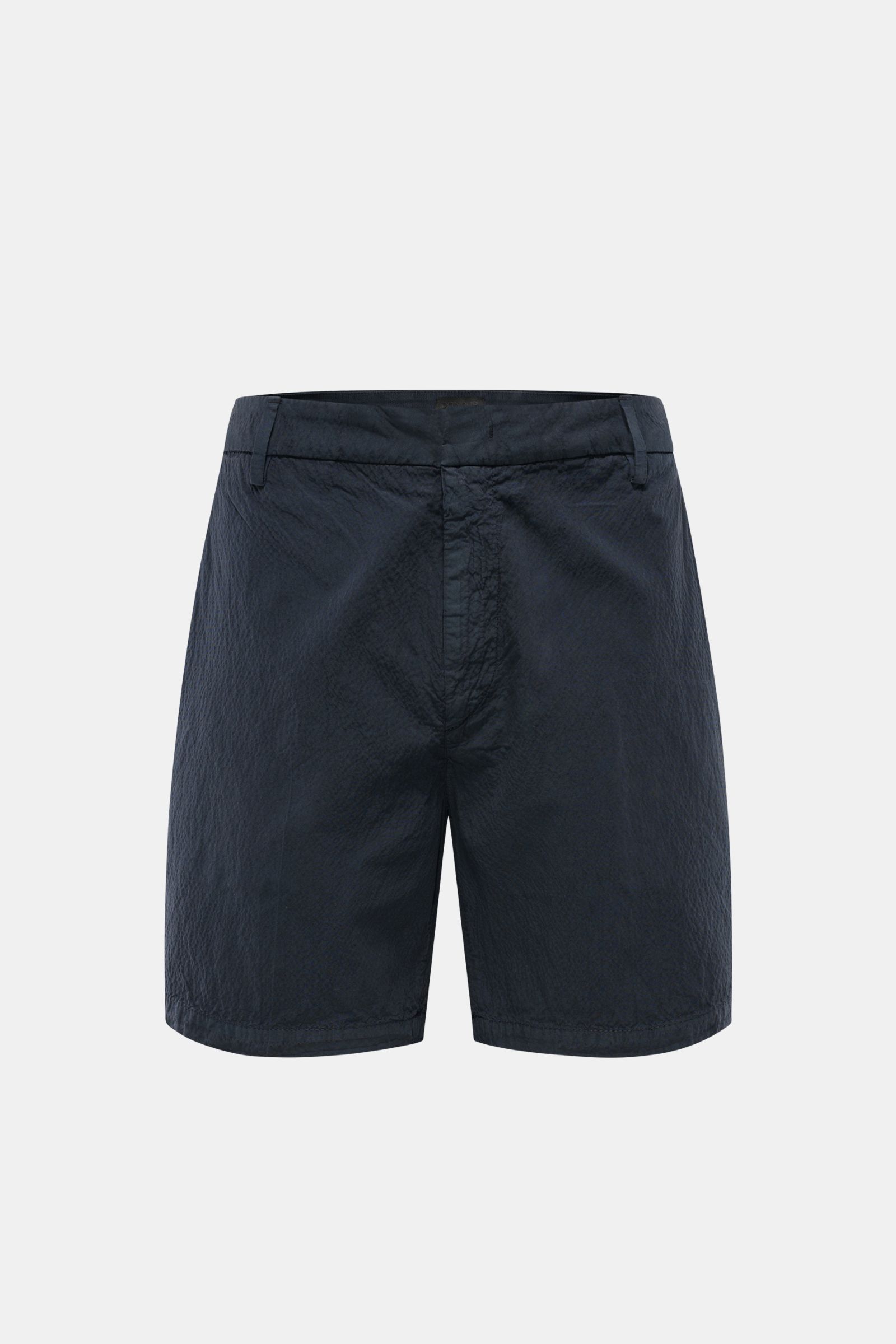 Dondup Seersucker-Shorts 'Manheim' navy, frontale Ansicht, Regular Fit aus leicht elastischem Baumwoll-Seersucker mit Taschen, Reißverschluss, Slide-Button und Metall-Initial.