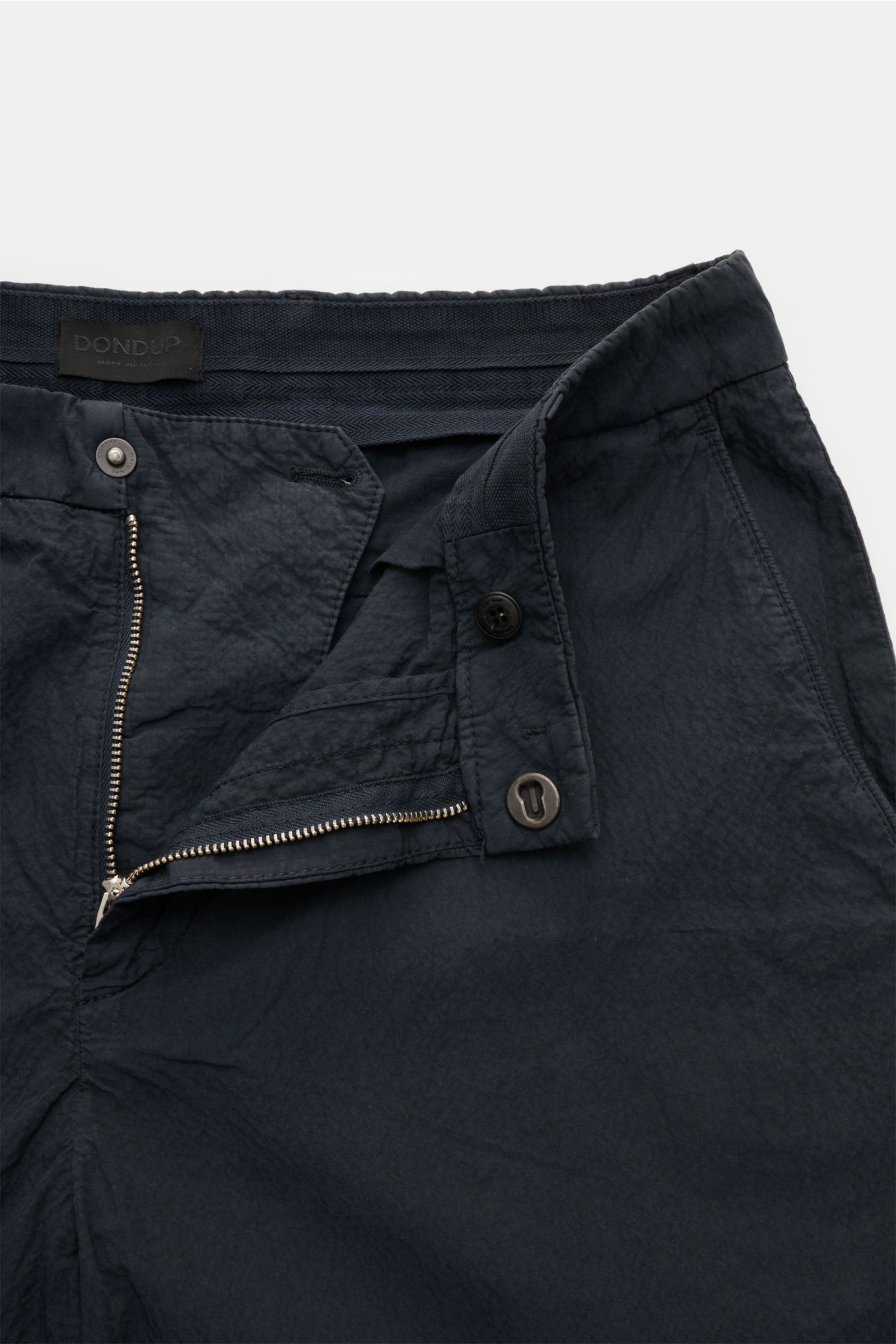 Dondup Seersucker-Shorts 'Manheim' navy aus leicht elastischem Baumwoll-Seersucker, Regular Fit, Reißverschluss, Slide-Button, Detail von oben.