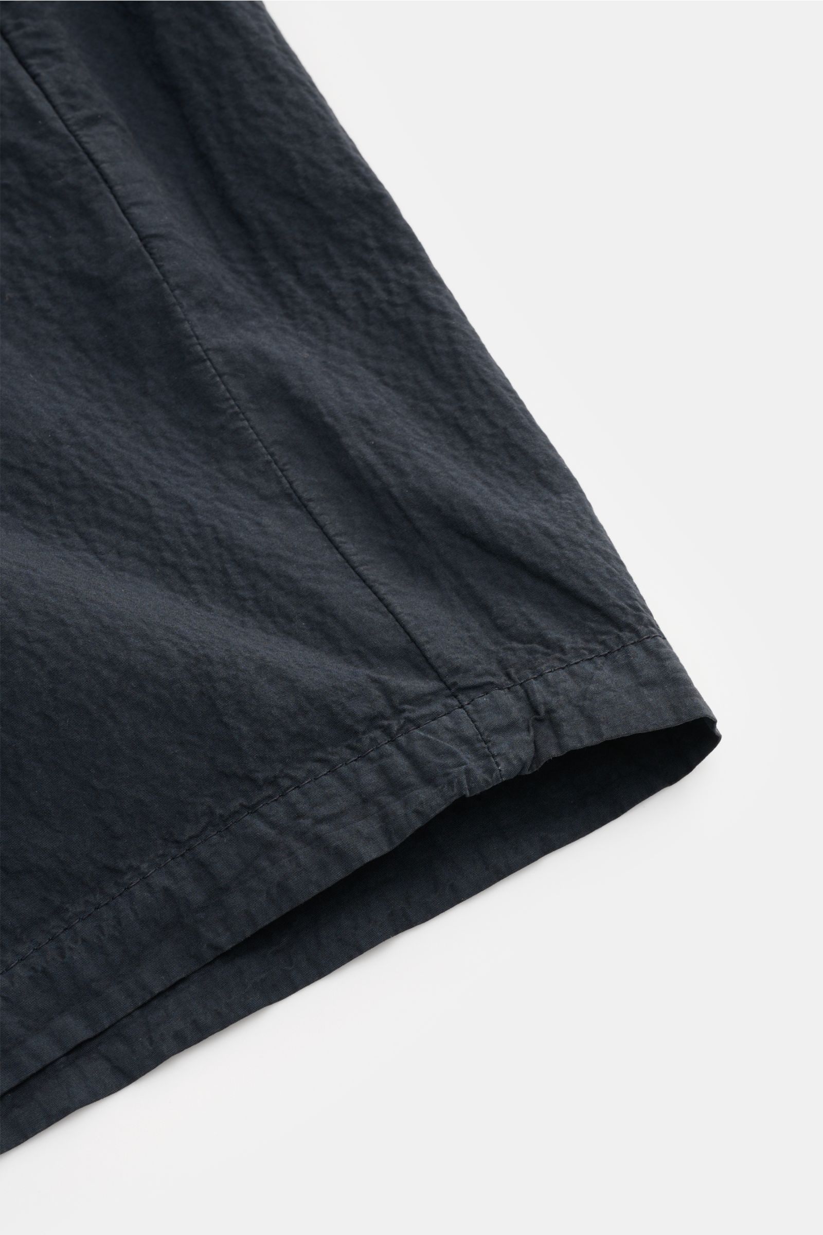 Dondup Seersucker-Shorts 'Manheim' navy aus leicht elastischem Baumwoll-Seersucker, Nahaufnahme seitlich, weicher Griff, Regular Fit.