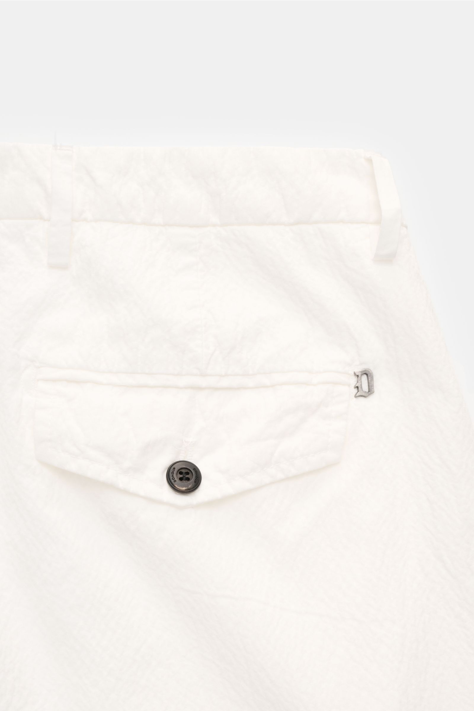 Dondup Seersucker-Shorts 'Manheim' weiß, Detailaufnahme Rückseite mit Gesäßtasche, Patte, Knopf, Metall-Initial, Baumwoll-Seersucker, leicht elastisch.