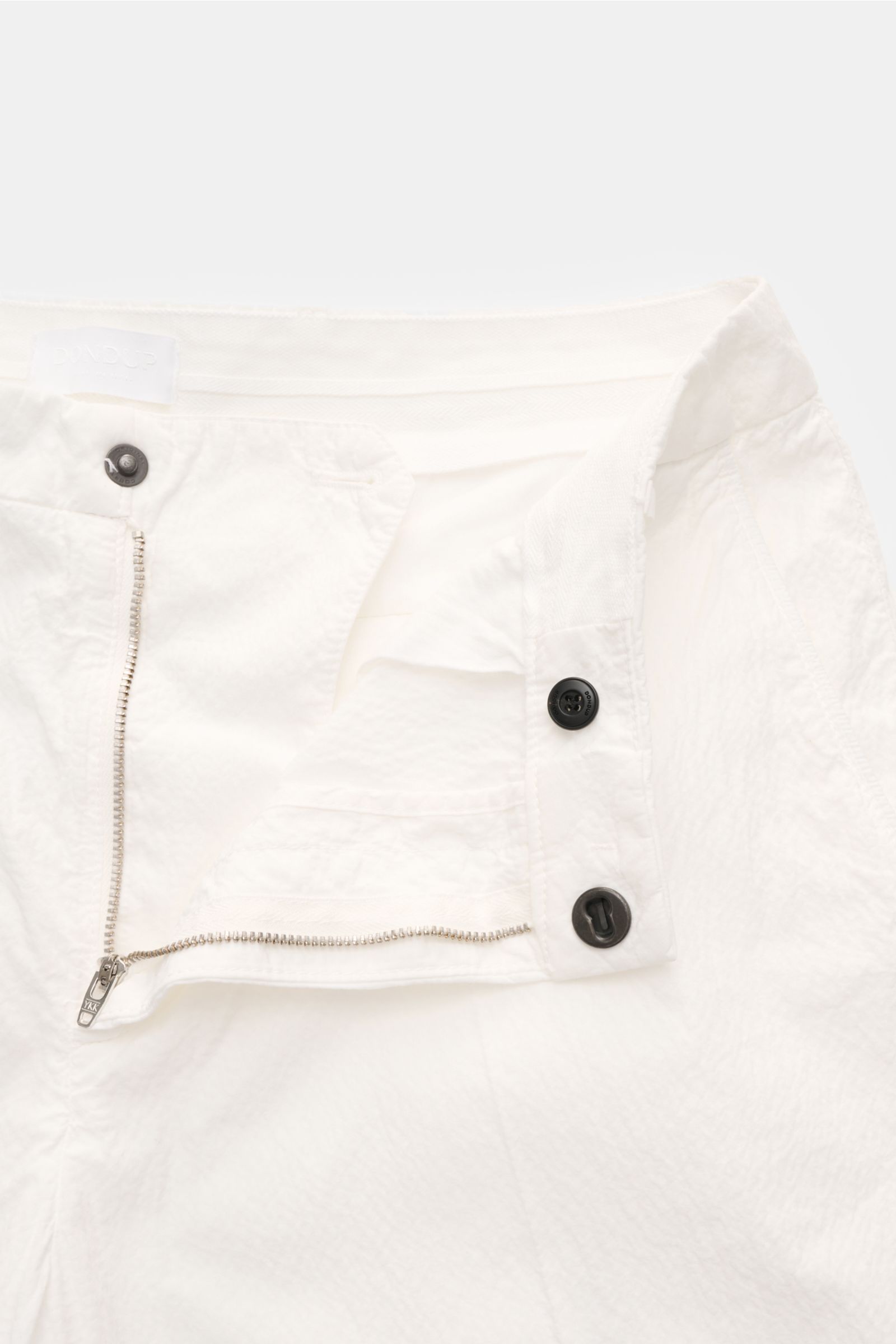 Dondup Seersucker-Shorts 'Manheim' weiß, Frontdetail mit Reißverschluss, Slide-Button, französischen Taschen, Baumwoll-Seersucker, Regular Fit.