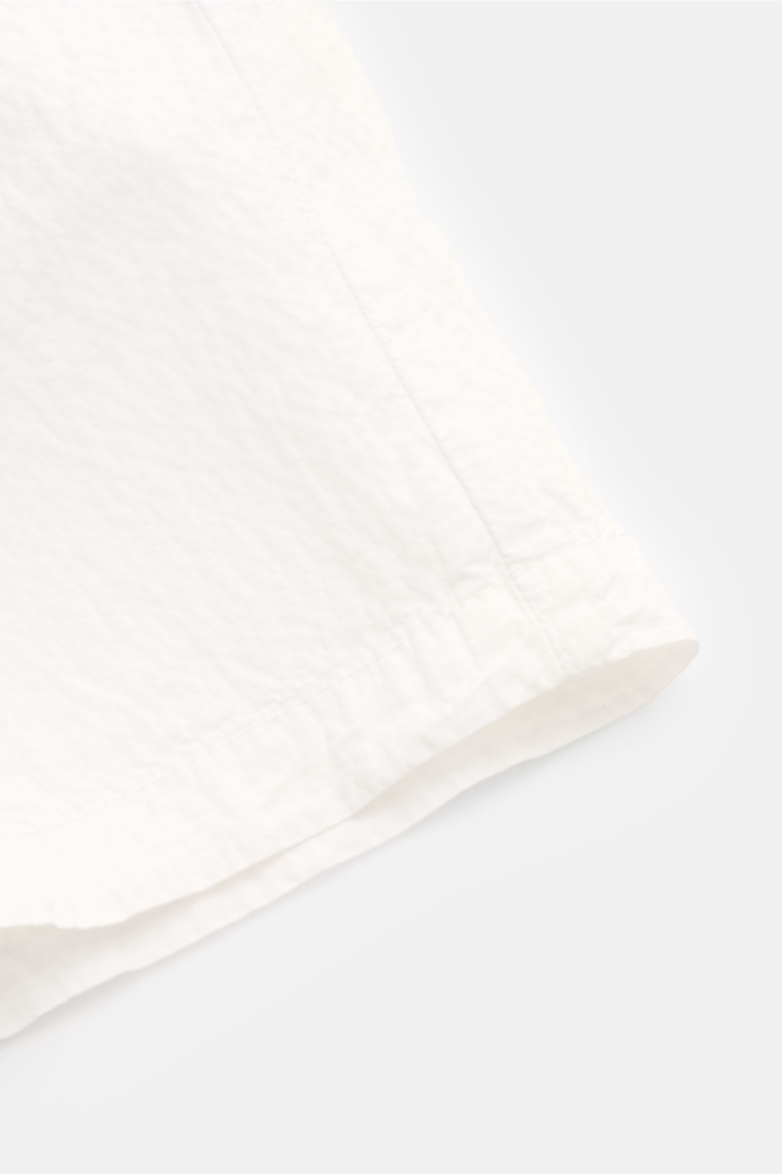 Dondup Seersucker-Shorts 'Manheim' weiß, Nahaufnahme seitlich unten, leichter Baumwoll-Seersucker, elastisch, Regular Fit, weicher Griff, Detailnaht sichtbar.