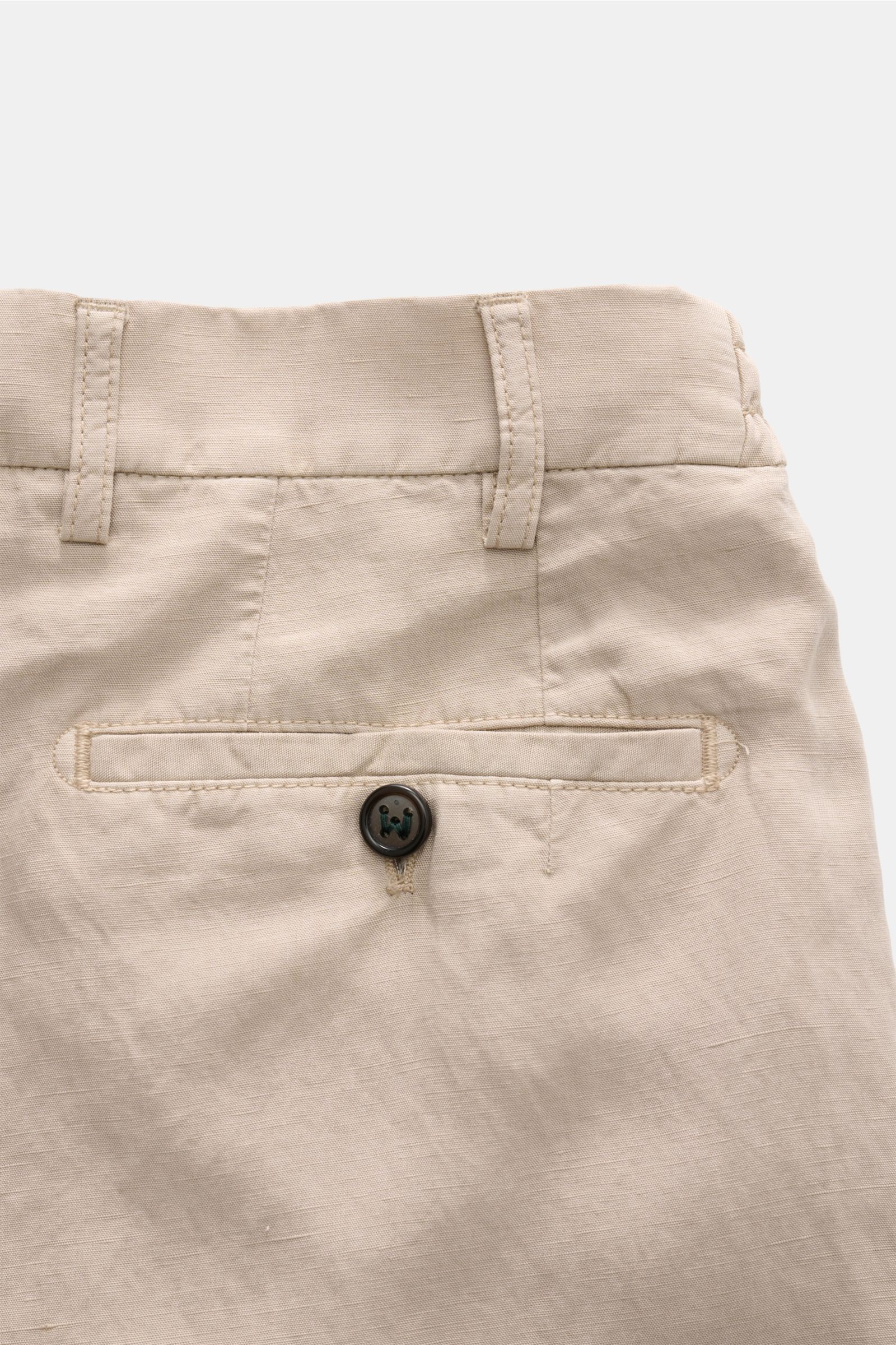Close-up rear view of Berwich Bermudas 'Elax' beige showing hip pocket with button, belt loops, and fabric texture in lyocell and linen.

Description: With the model 'Elax', BERWICH presents a pair of comfortable Bermudas in lyocell and linen, which is