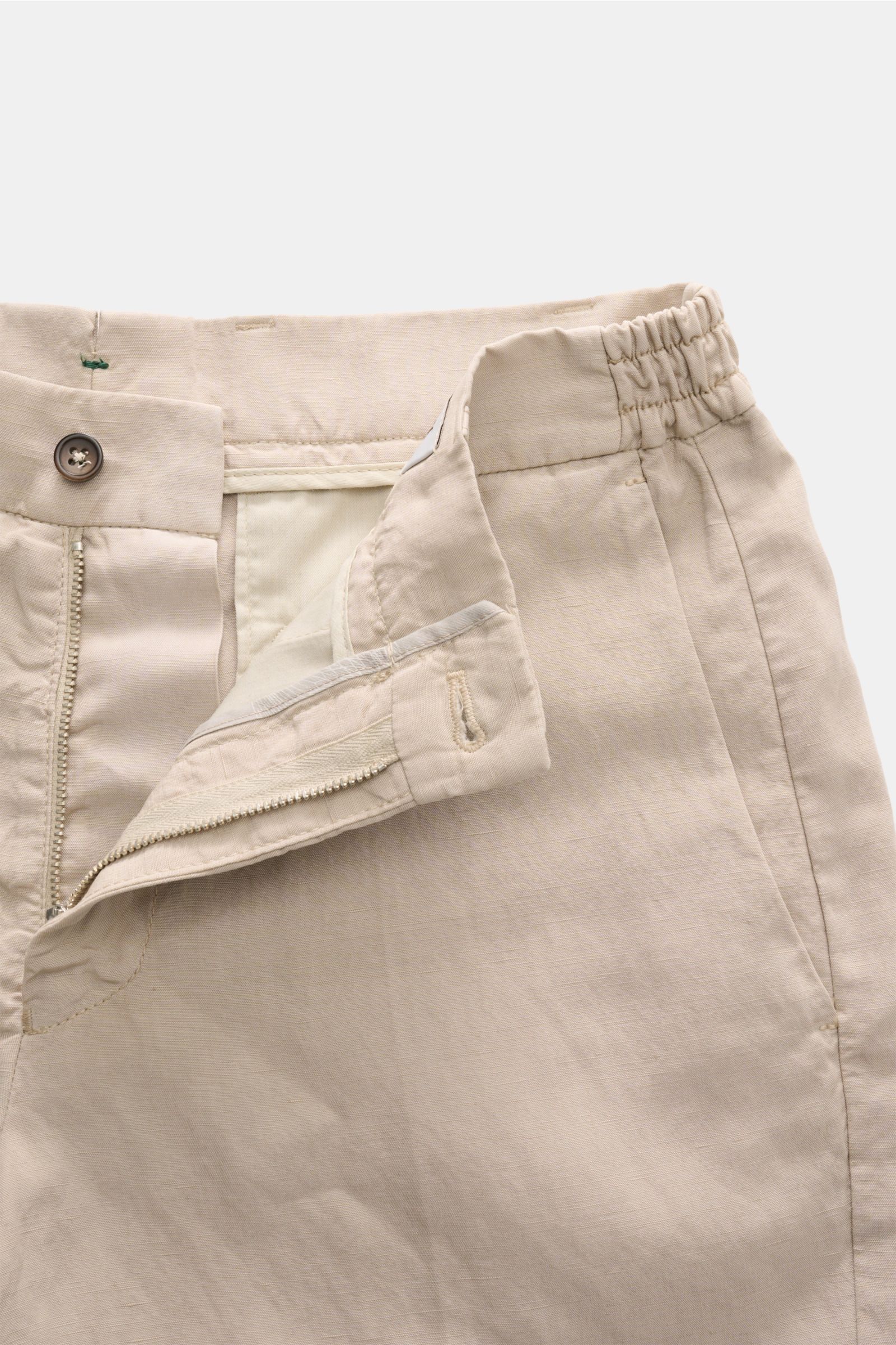 Close-up front view of Berwich Bermudas 'Elax' beige showing the open zip, waist button, partially elasticated waistband, and French pockets; with a soft lyocell and linen mix for comfort. With the model 'Elax', BERWICH presents a pair of comfortable B