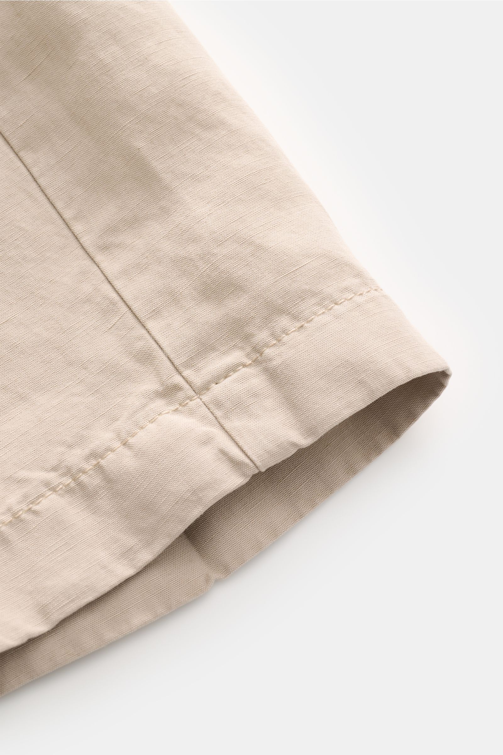 Close-up front side view of Berwich Bermudas 'Elax' beige showing fabric texture and stitching details in lyocell and linen blend.

With the model 'Elax', BERWICH presents a pair of comfortable Bermudas in lyocell and linen, which is the perfect blend 