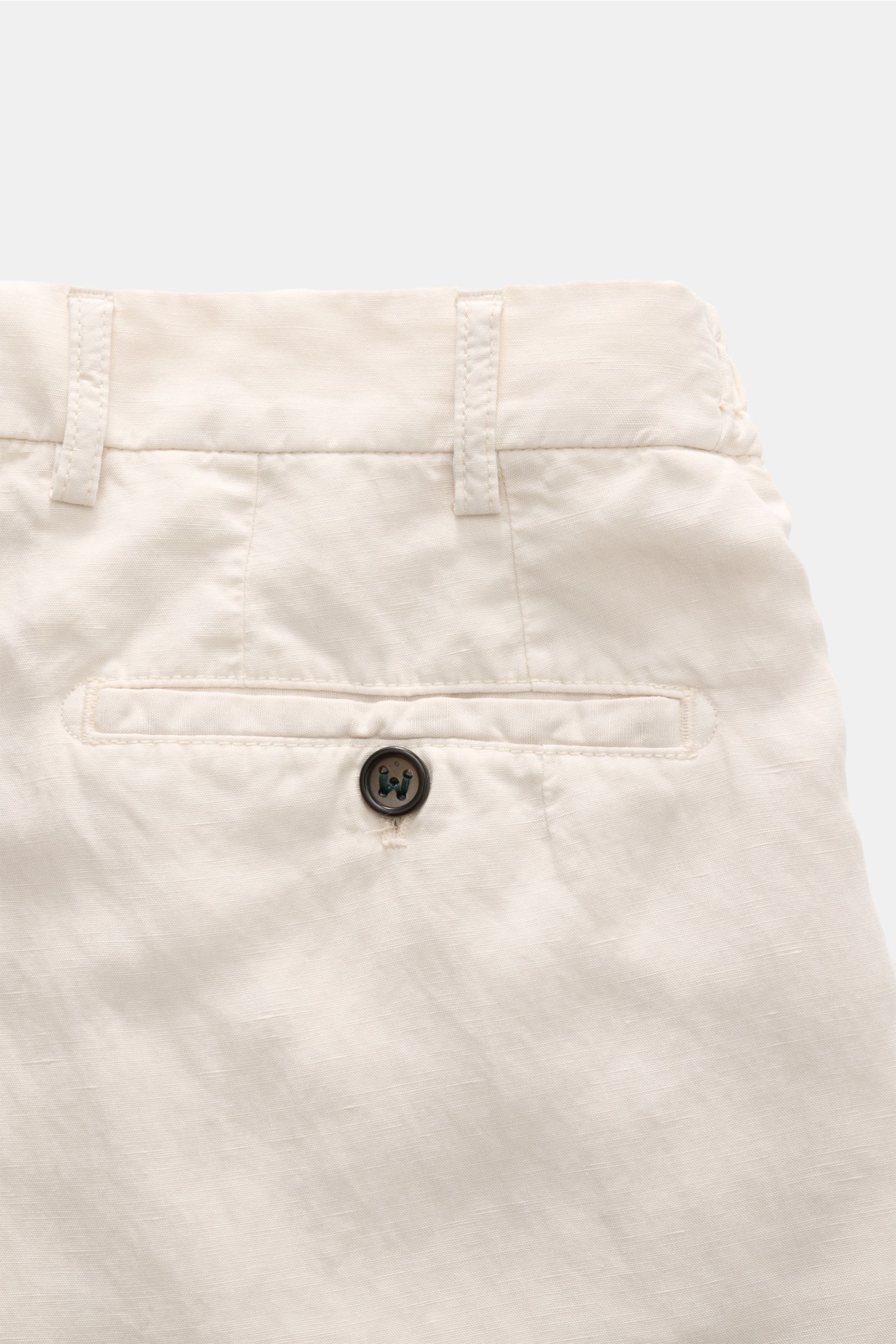 Close-up rear view of Berwich Bermudas 'Elax' sand, showcasing the partially elasticated waistband, belt loops, and buttoned hip pocket in soft lyocell-linen blend.

Description: 
With the model 'Elax', BERWICH presents a pair of comfortable Bermudas i