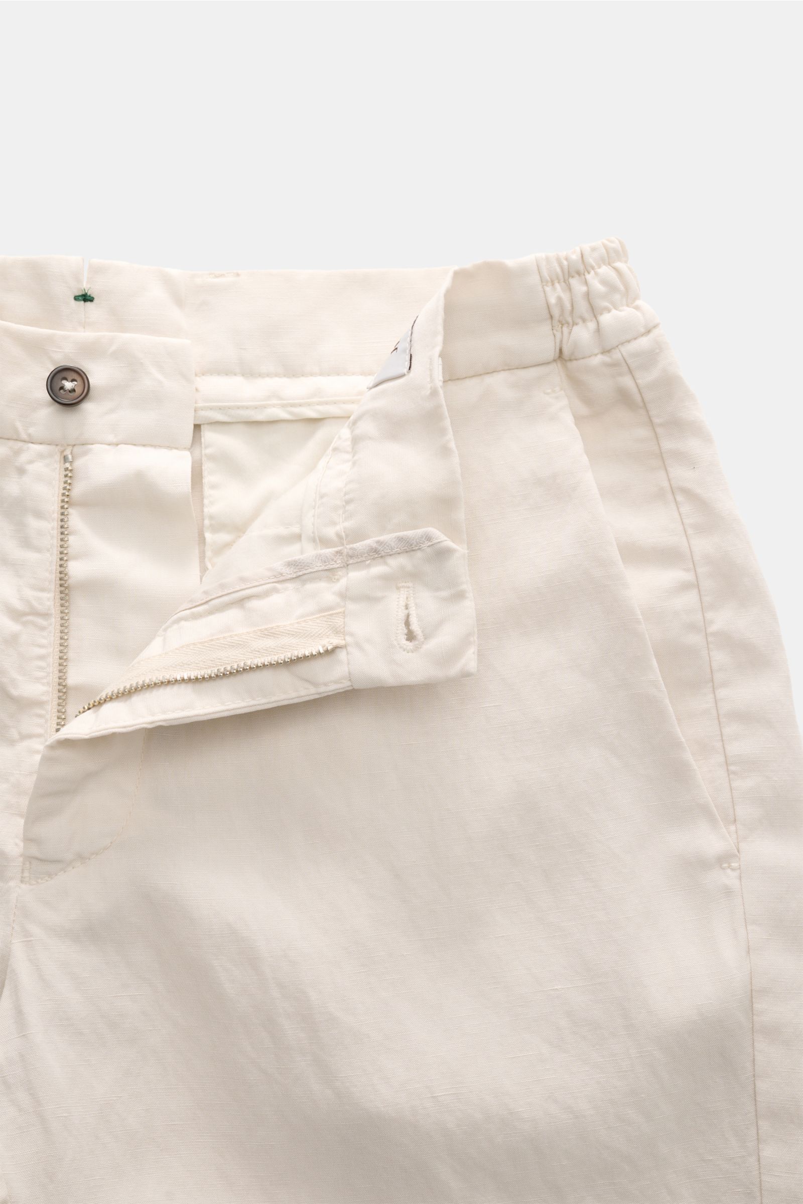 Berwich Bermudas 'Elax' sand shown from a close-up front perspective with open zip and button, made of soft lyocell and linen blend.