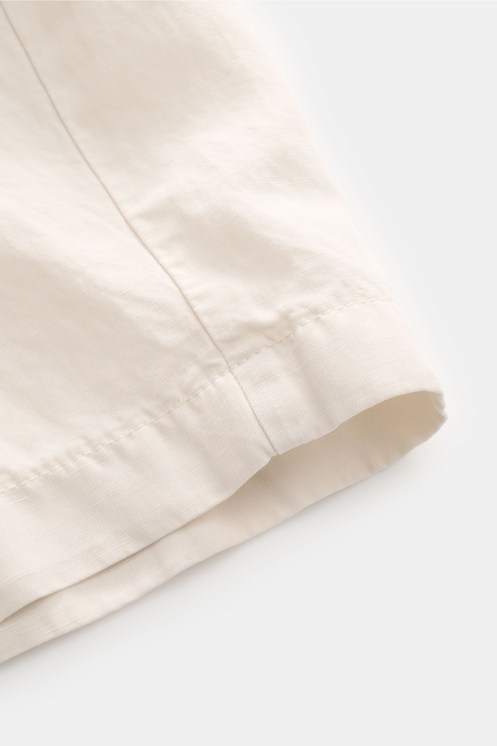 Close-up front-side view of Berwich Bermudas 'Elax' sand, showing fabric texture and hem details; with the model 'Elax', BERWICH presents comfortable Bermudas in a lyocell and linen mix, perfect for hot days – get them for your next holiday! Features: mix