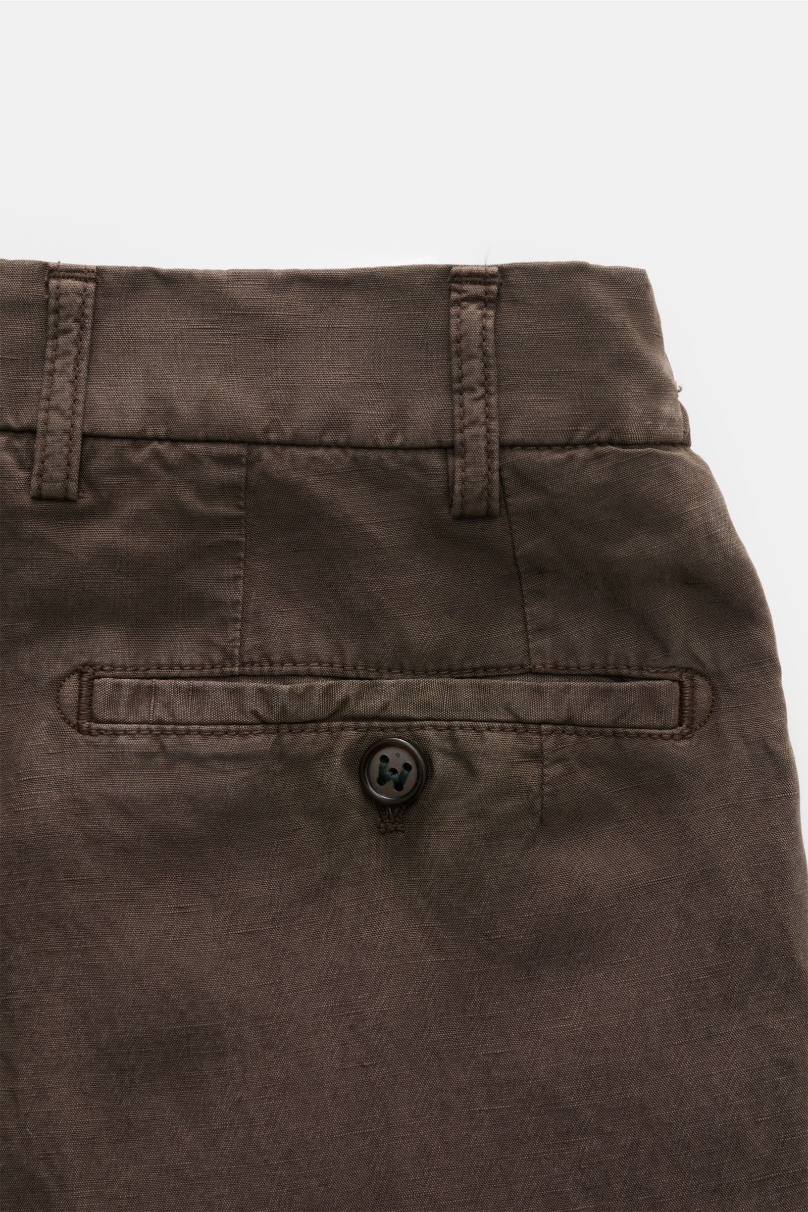 Berwich Bermudas 'Elax' grey-brown shown from the back waist close-up, highlighting buttoned hip pocket and belt loops. With the model 'Elax', BERWICH presents a pair of comfortable Bermudas in lyocell and linen, which is the perfect blend for hot days – 
