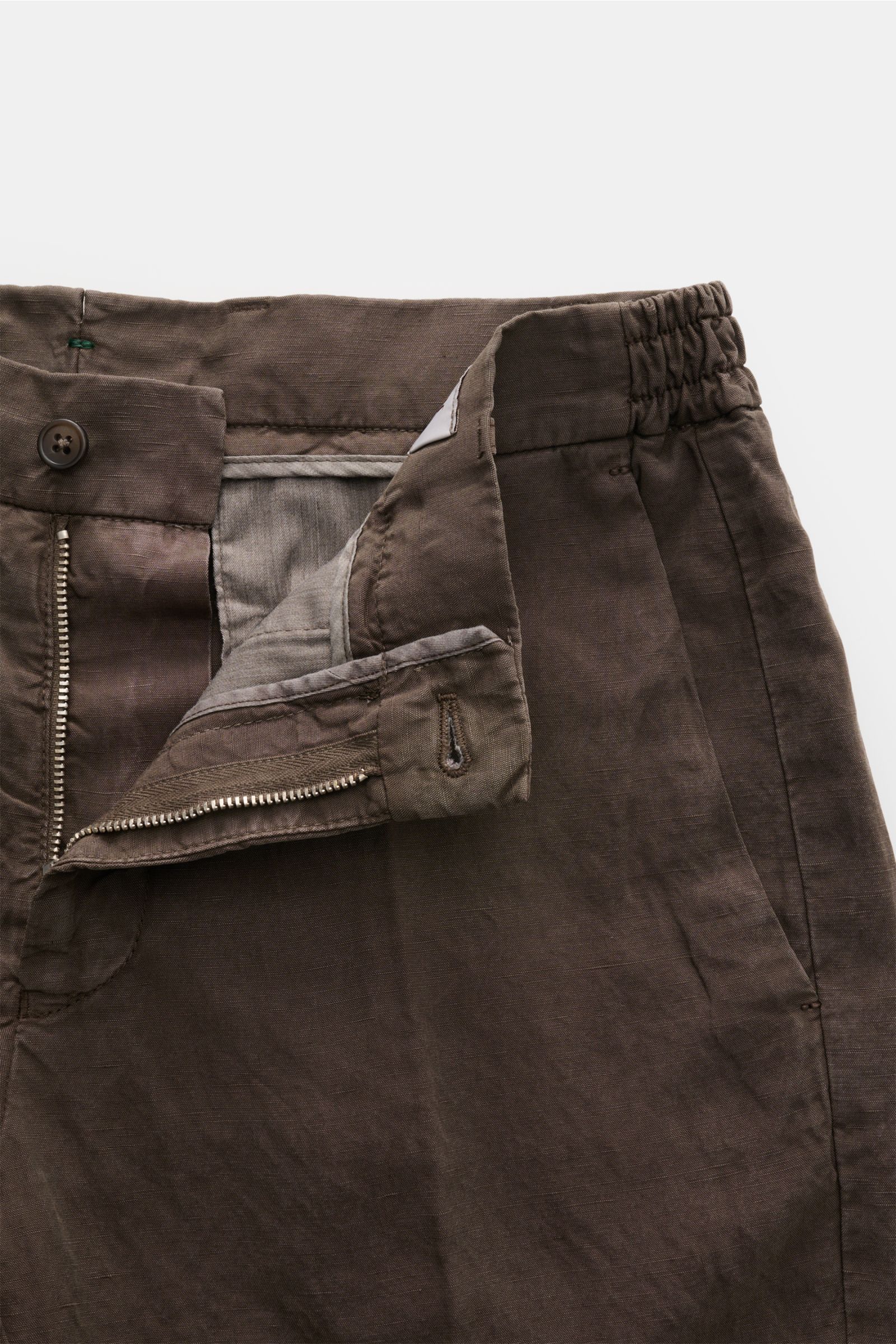 Close-up front view of Berwich Bermudas 'Elax' grey-brown with open zipper and button, showing partially elasticated waistband and fabric texture.

With the model 'Elax', BERWICH presents a pair of comfortable Bermudas in lyocell and linen, which is th