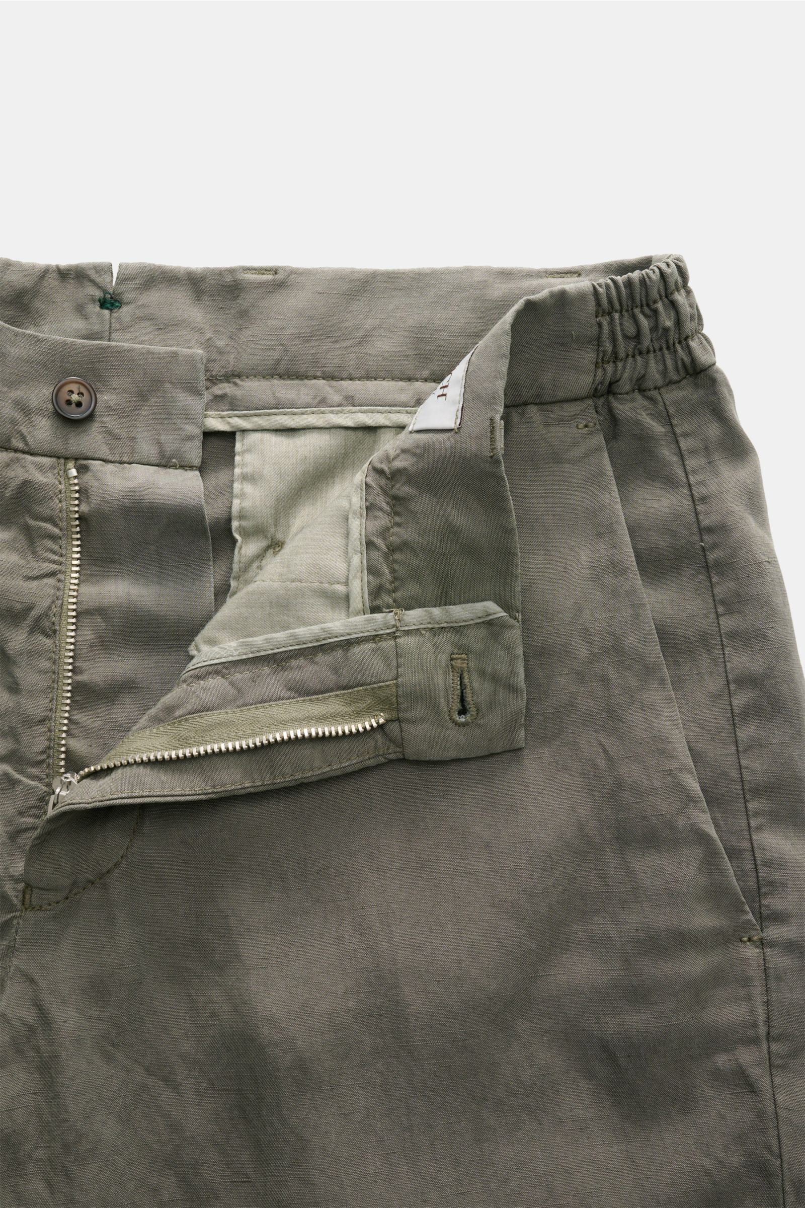 Close-up front view of Berwich Bermudas 'Elax' grey-green with zip, button, and partially elasticated waistband in lyocell and linen.

Description:  
With the model 'Elax', BERWICH presents a pair of comfortable Bermudas in lyocell and linen, which is 