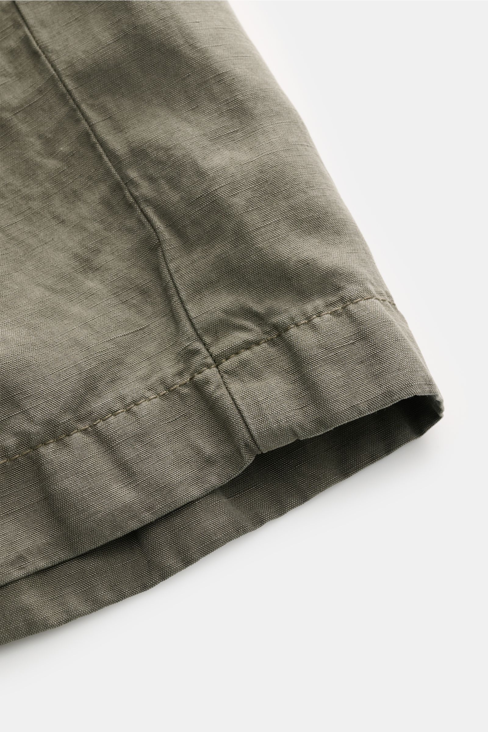 Alt tag (125 characters max):
Close-up of the hem of Berwich Bermudas 'Elax' grey-green in lyocell and linen, showing fabric texture from a side angle.

Description:
With the model 'Elax', BERWICH presents a pair of comfortable Bermudas in lyocell and 