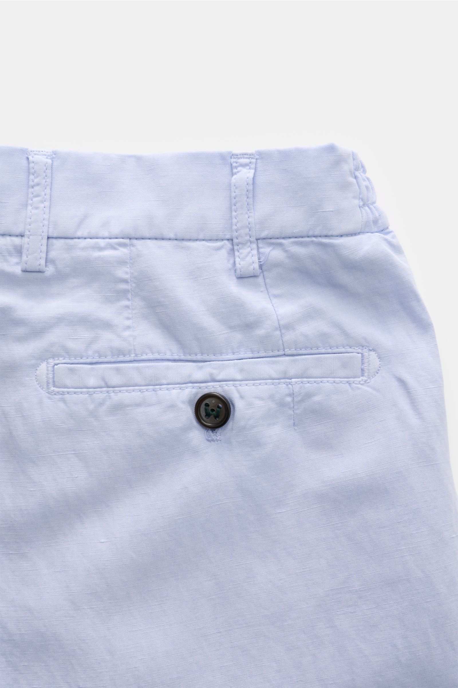 Close-up rear view of Berwich Bermudas 'Elax' light blue showing waistband with belt loops, button, and pocket details.

With the model 'Elax', BERWICH presents a pair of comfortable Bermudas in lyocell and linen, which is the perfect blend for hot day