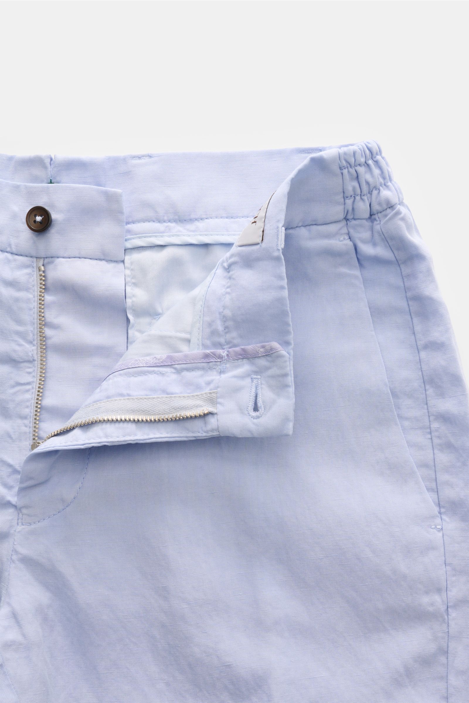 Close-up front view of Berwich Bermudas 'Elax' light blue with open zipper, button, and partially elasticated waistband.

With the model 'Elax', BERWICH presents a pair of comfortable Bermudas in lyocell and linen, which is the perfect blend for hot da