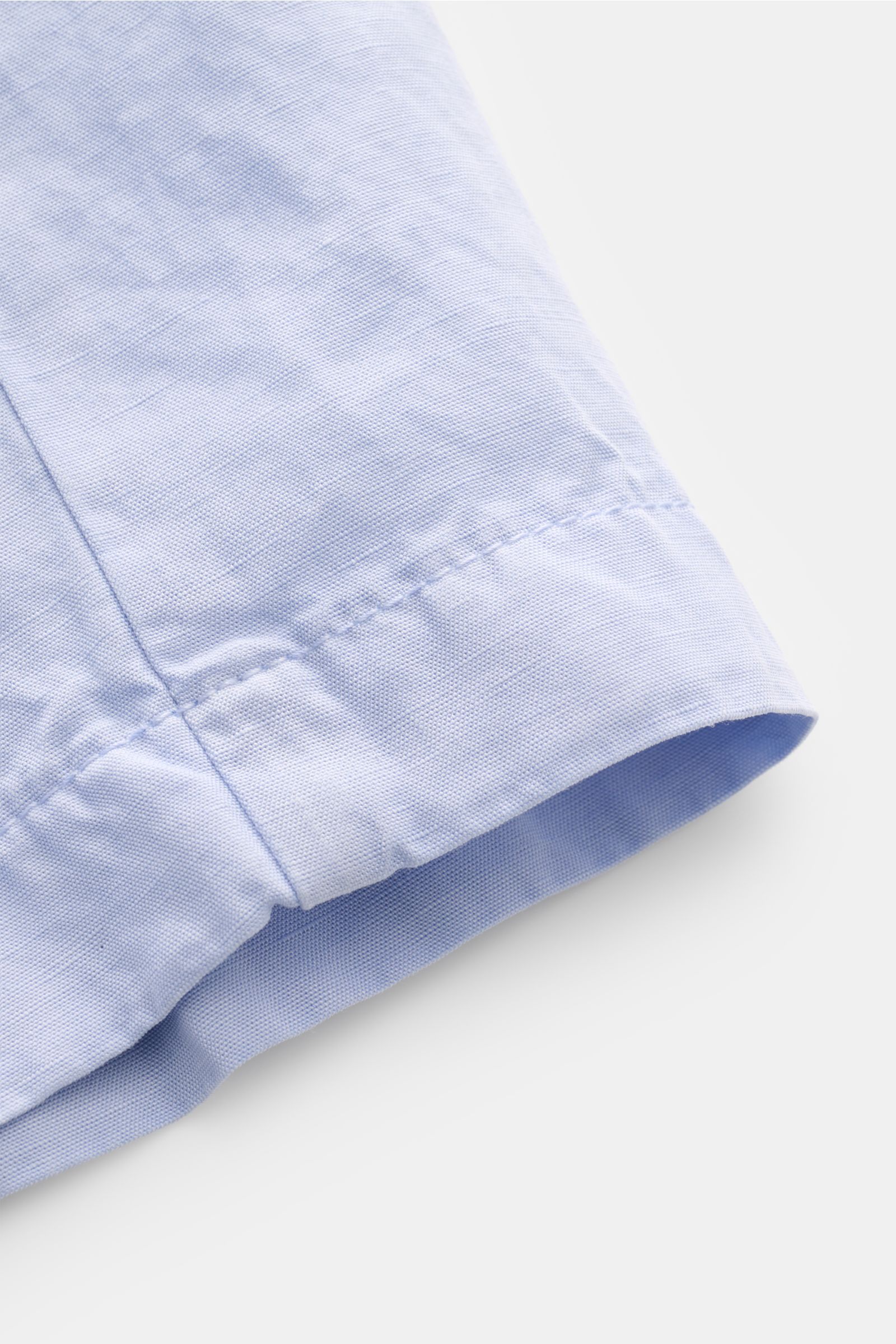 Alt tag (125 characters max):
Close-up of Berwich Bermudas 'Elax' light blue fabric and hem detail, photographed from the side for texture and stitching.

Full description:
With the model 'Elax', BERWICH presents a pair of comfortable Bermudas in lyoce