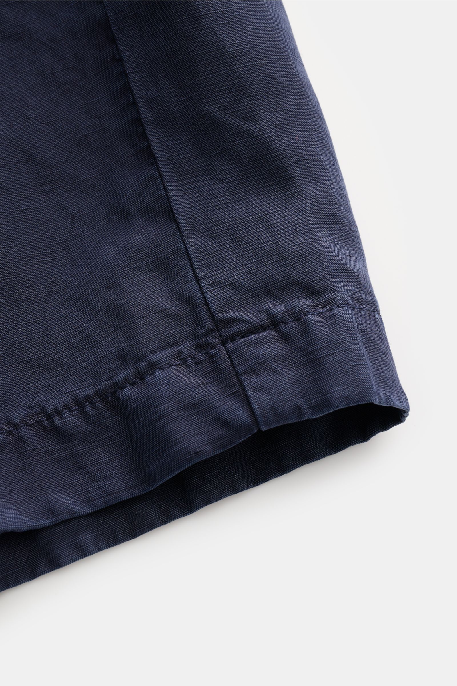 Close-up front bottom edge view of Berwich Bermudas 'Elax' navy, made of lyocell and linen with detailed stitching, soft texture.

With the model 'Elax', BERWICH presents a pair of comfortable Bermudas in lyocell and linen, which is the perfect blend f
