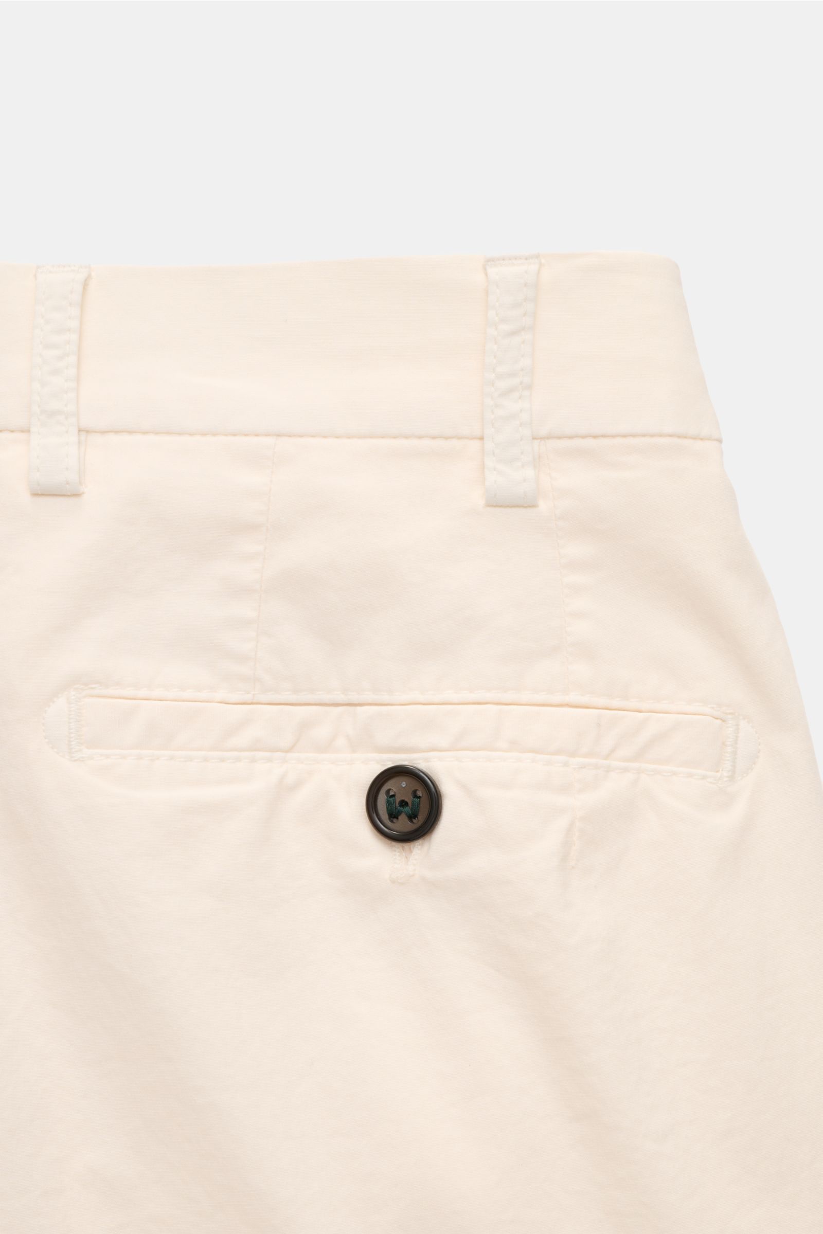 Close-up rear view of Berwich Bermudas 'Elax' cream showing buttoned back pocket and belt loops in elasticated soft cotton fabric.

With the model 'Elax', BERWICH presents a pair of comfortable Bermudas in slightly stretchy cotton which is perfectly co