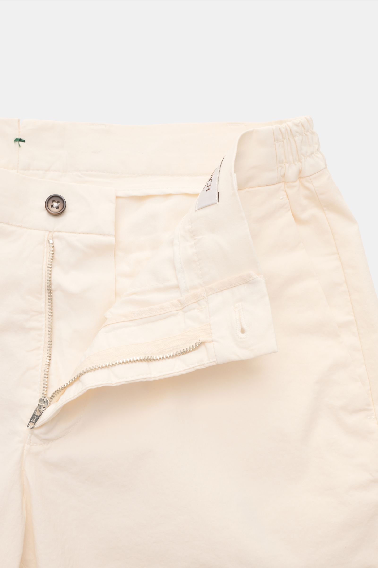Close-up front view of Berwich Bermudas 'Elax' cream in elasticated cotton with zipper and button, showing waistband and pockets.

Description: 
With the model 'Elax', BERWICH presents a pair of comfortable Bermudas in slightly stretchy cotton which is