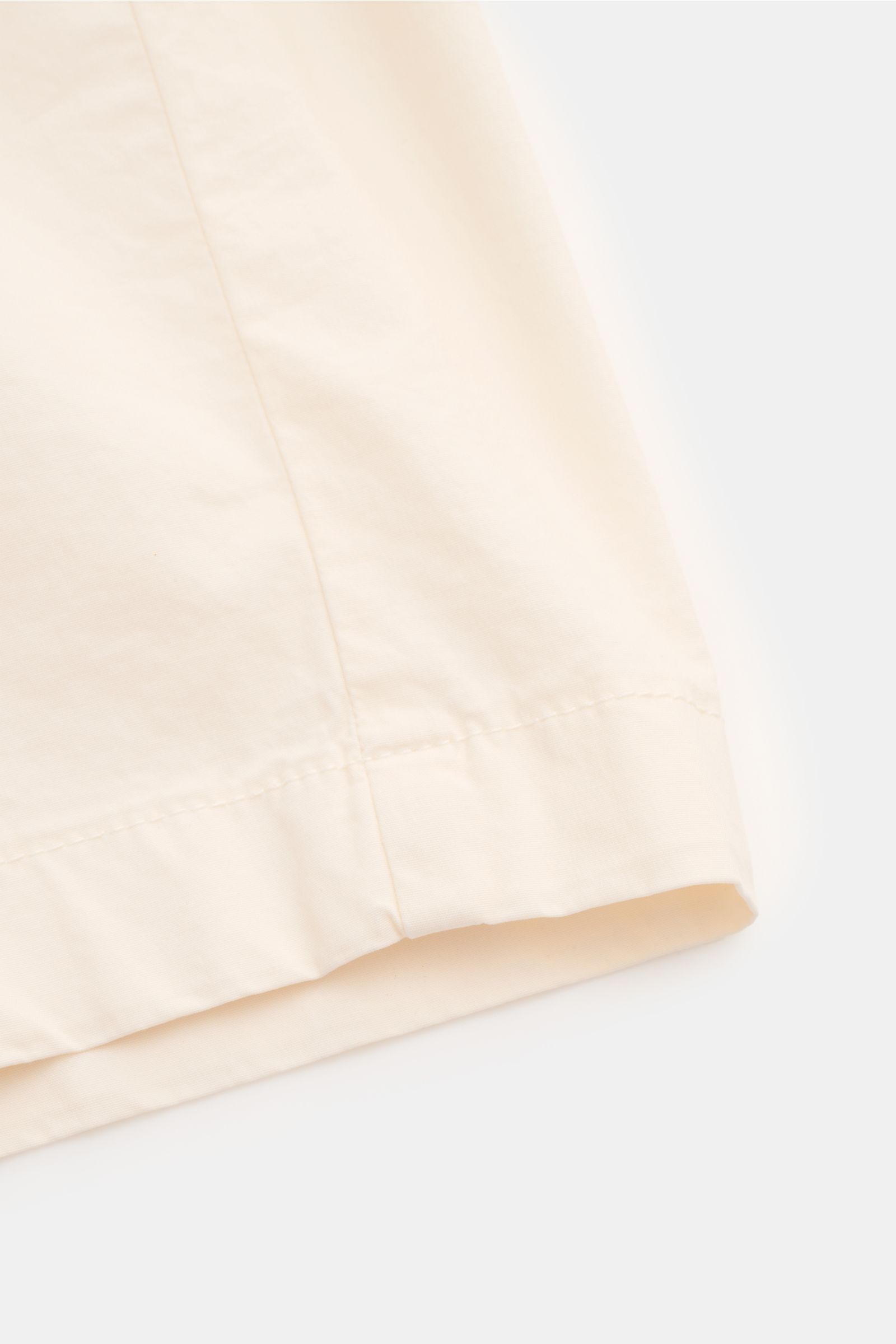 Berwich Bermudas 'Elax' cream close-up of hem and fabric texture, photographed from a side angle, elasticated cotton, soft feel. 

With the model 'Elax', BERWICH presents a pair of comfortable Bermudas in slightly stretchy cotton which is perfectly com