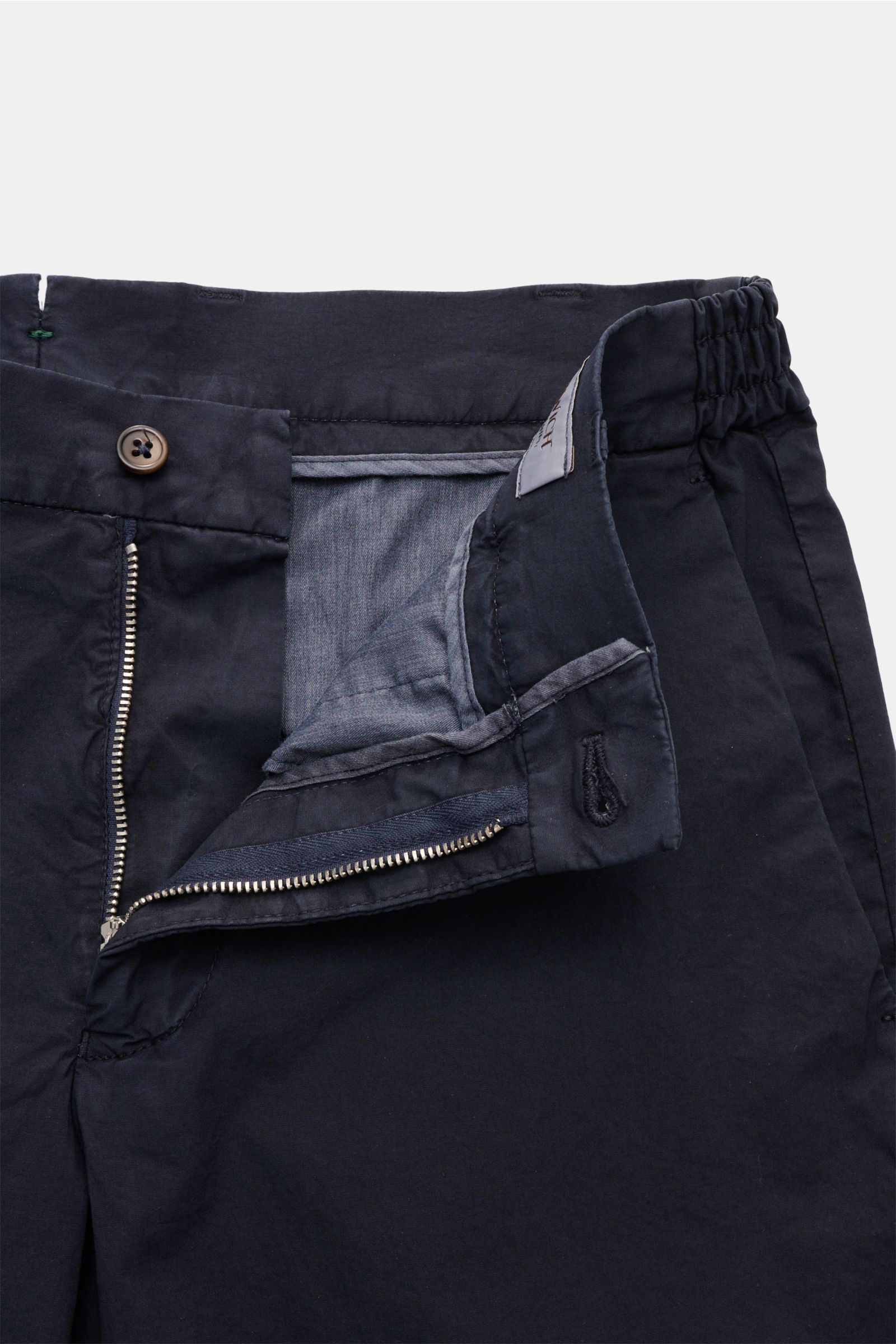 Berwich Bermudas 'Elax' navy aus elastischer Baumwolle, weicher Griff, Regular Fit, teielastischer Bund, Reißverschluss, Knopf, Detailaufnahme Bund von oben.