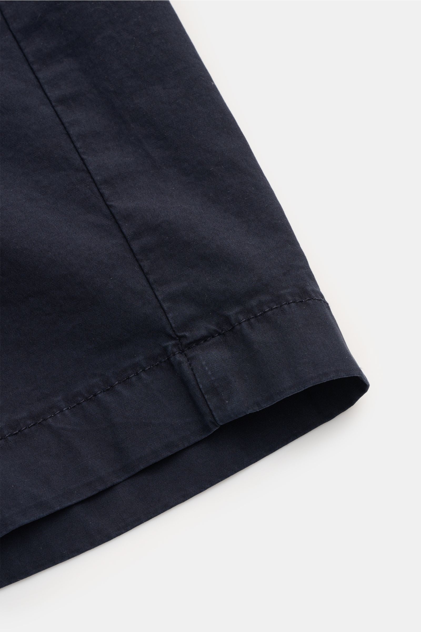 Berwich Bermudas 'Elax' navy, Detailansicht Saum und Naht, elastische Baumwolle, weicher Griff, Regular Fit, teils elastischer Bund, französische Taschen, Gesäßtaschen mit Knopf.