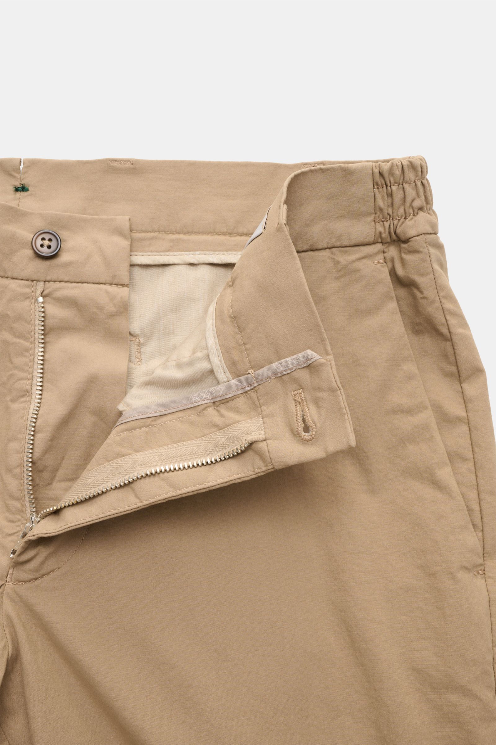 Close-up front view of Berwich Bermudas 'Elax' taupe in elasticated cotton with zip, button, and partially elastic waistband.

With the model 'Elax', BERWICH presents a pair of comfortable Bermudas in slightly stretchy cotton which is perfectly comfort