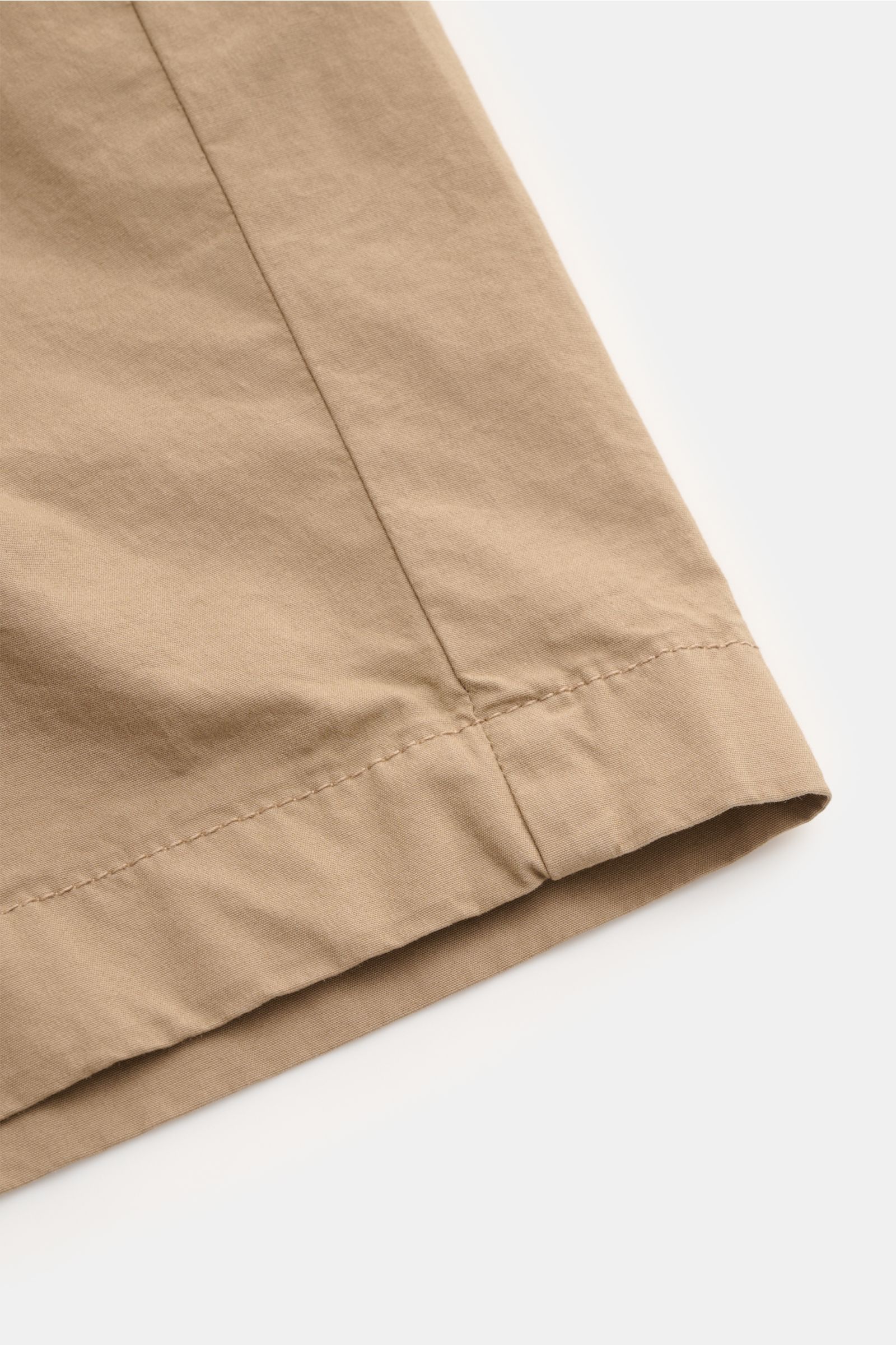 Close-up front-side view of Berwich Bermudas 'Elax' taupe, showing elasticated cotton fabric and stitching details.

Description: With the model 'Elax', BERWICH presents a pair of comfortable Bermudas in slightly stretchy cotton which is perfectly comf