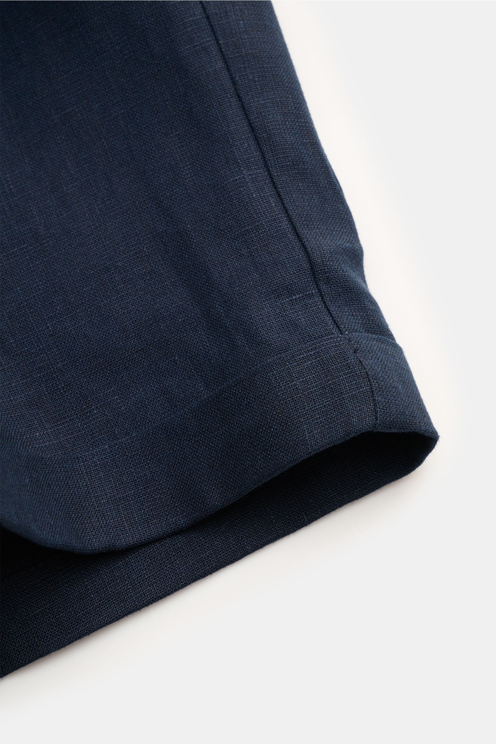 Aurélien Leinen-Shorts 'Seaside' navy, Nahaufnahme Saumaufschlag, reine Leinenstruktur, elastischer Bund, regular fit, französische Taschen.