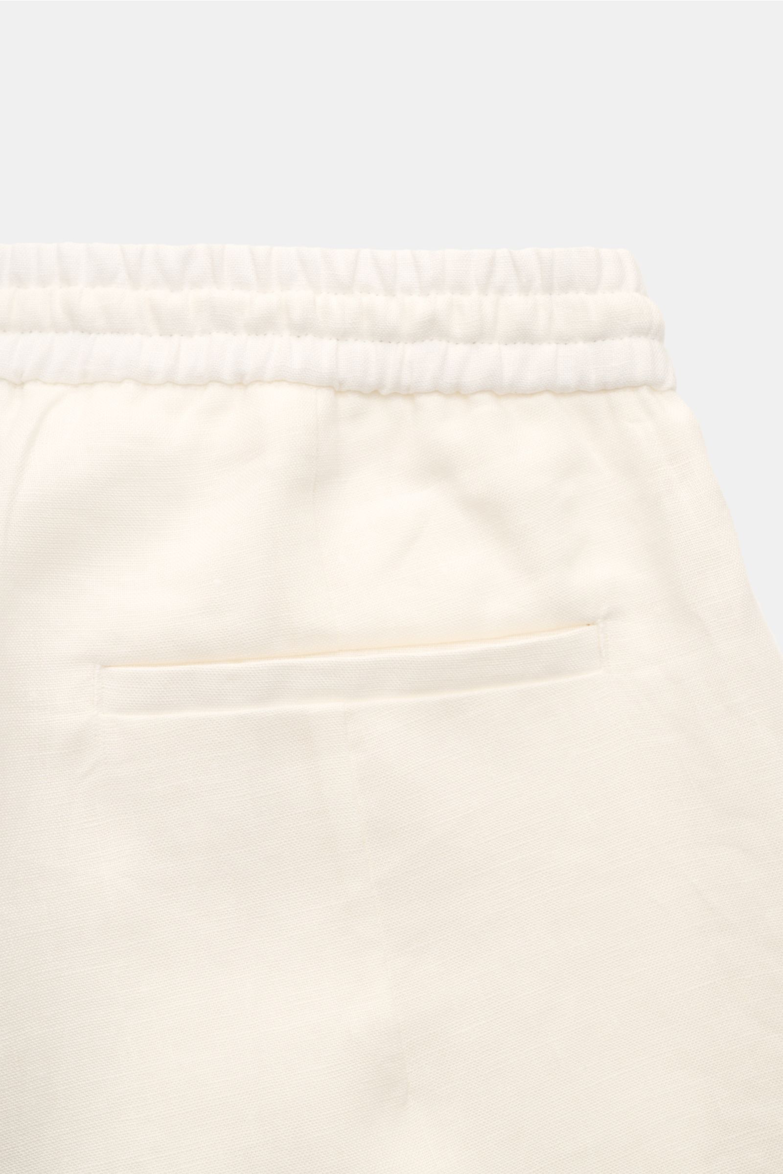 Aurélien Leinen-Shorts 'Seaside' offwhite, Detailansicht von hinten oben, elastischer Bund, Leistentasche, fixierter Saumaufschlag, reine Leinenstruktur.