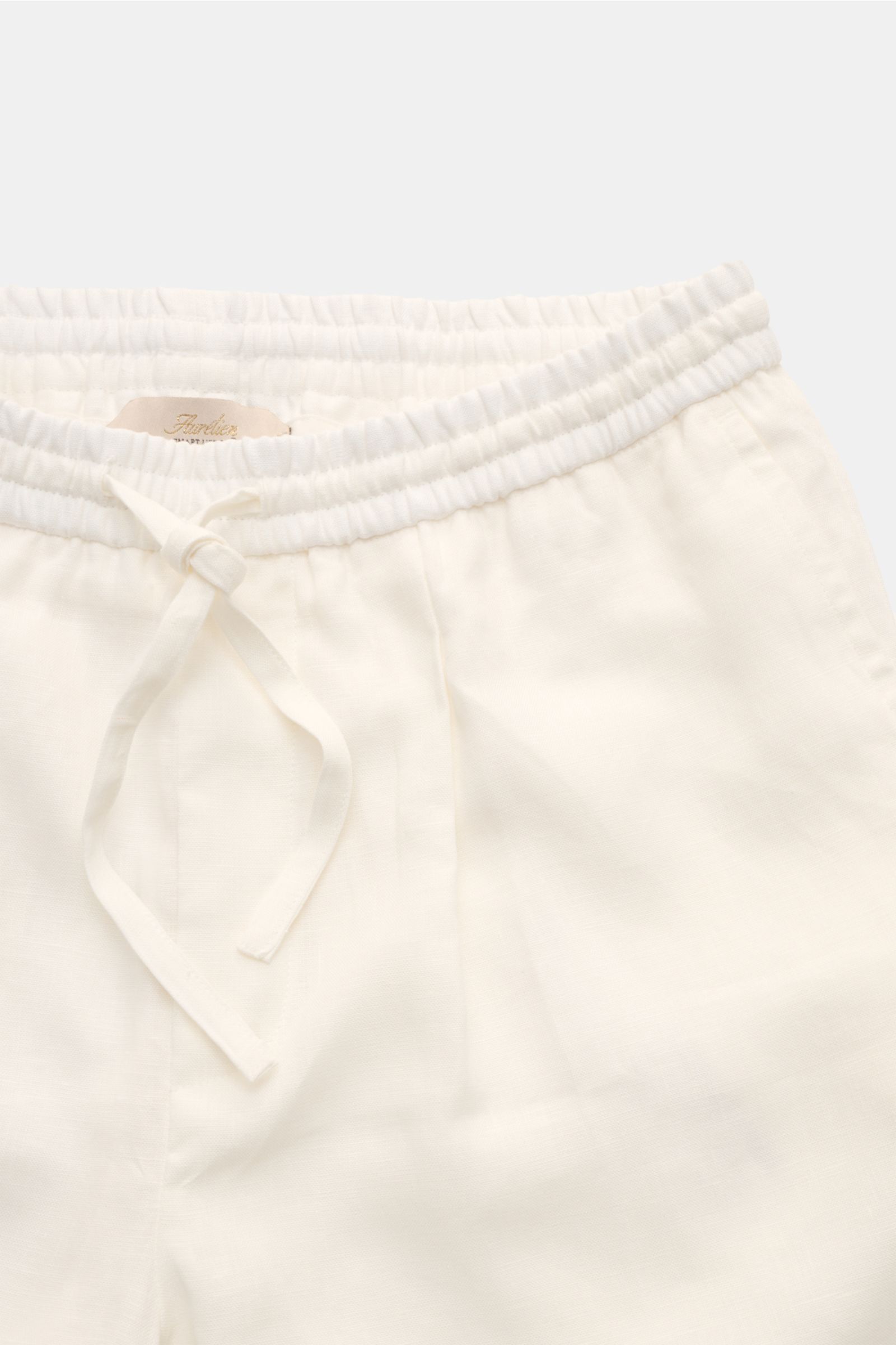 Aurélien Leinen-Shorts 'Seaside' offwhite, Nahaufnahme von vorne, elastischer Bund mit Tunnelzug, weiches reines Leinen, fixierter Saumaufschlag.