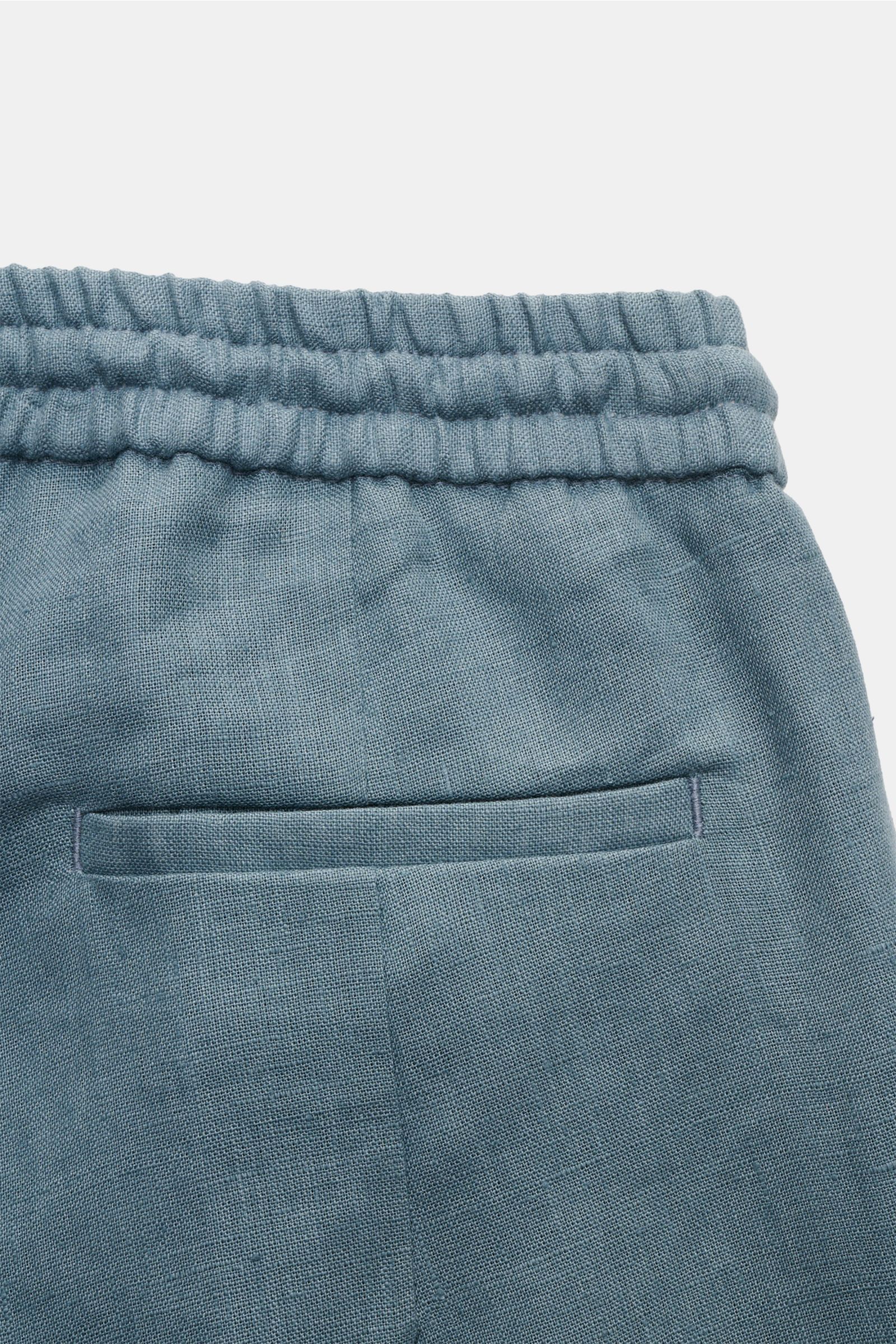 Aurélien Leinen-Shorts 'Seaside' rauchblau in Nahaufnahme von hinten, elastischer Bund, Leistentasche, reine Leinenstruktur, fixierter Saumaufschlag.
