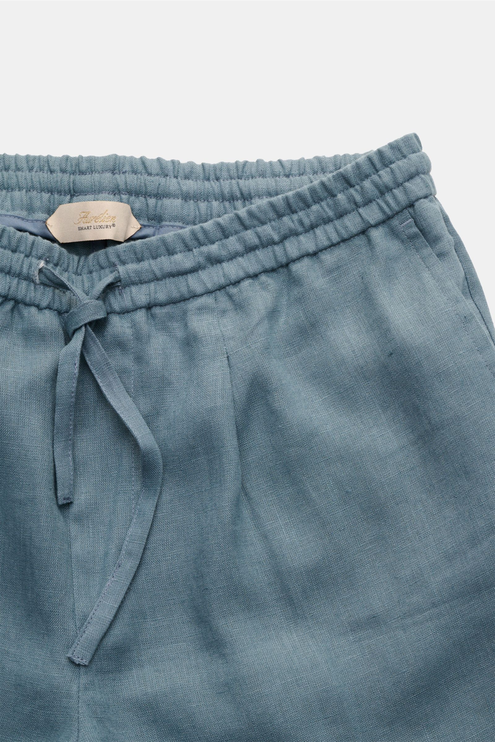 Aurélien Leinen-Shorts 'Seaside' rauchblau, Frontdetail mit elastischem Bund, Tunnelzug, Bundfalte und materialtypischer leichter Struktur aus reinem Leinen.