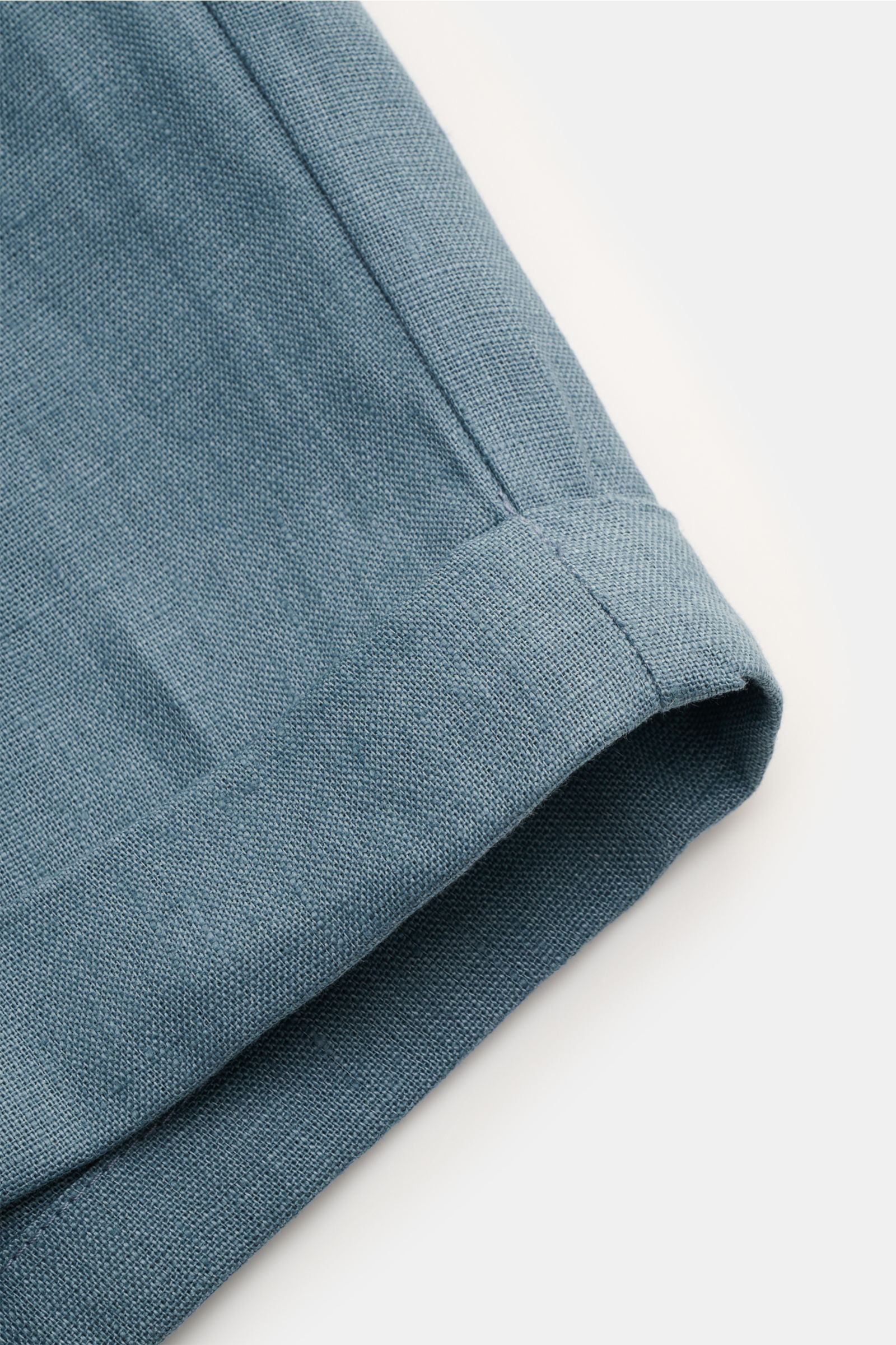 Aurélien Leinen-Shorts 'Seaside' rauchblau, Nahaufnahme Saumaufschlag in Frontperspektive, reines Leinen, elastischer Bund, leichte Struktur, Regular Fit.