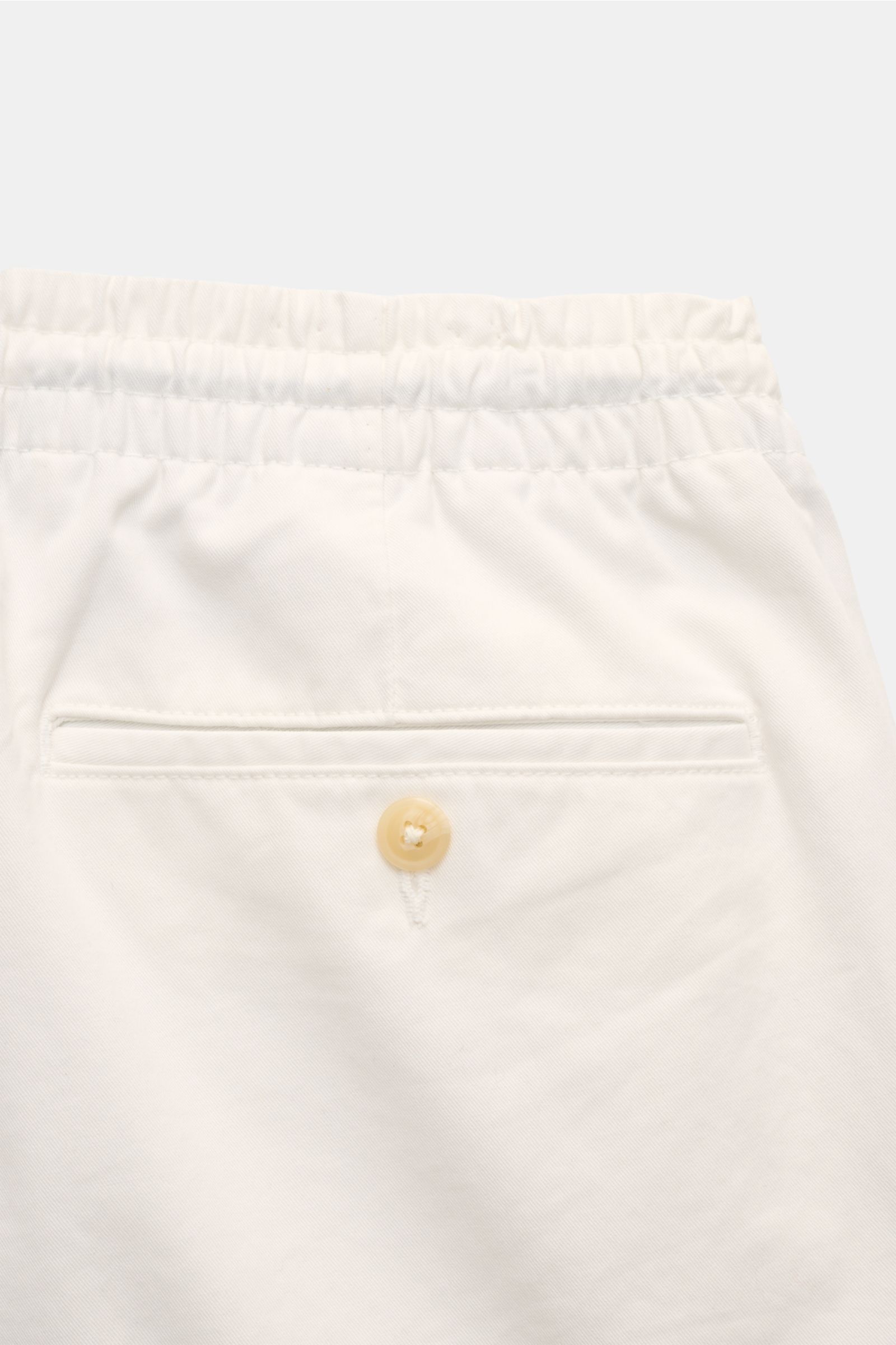 Close-up rear view of Polo Ralph Lauren Shorts 'Prepster' off-white with elasticated waistband, buttoned jetted pocket, and soft cotton twill fabric.  

An eye-catching piece for summer: These shorts by POLO RALPH LAUREN are perfect for stylish holiday