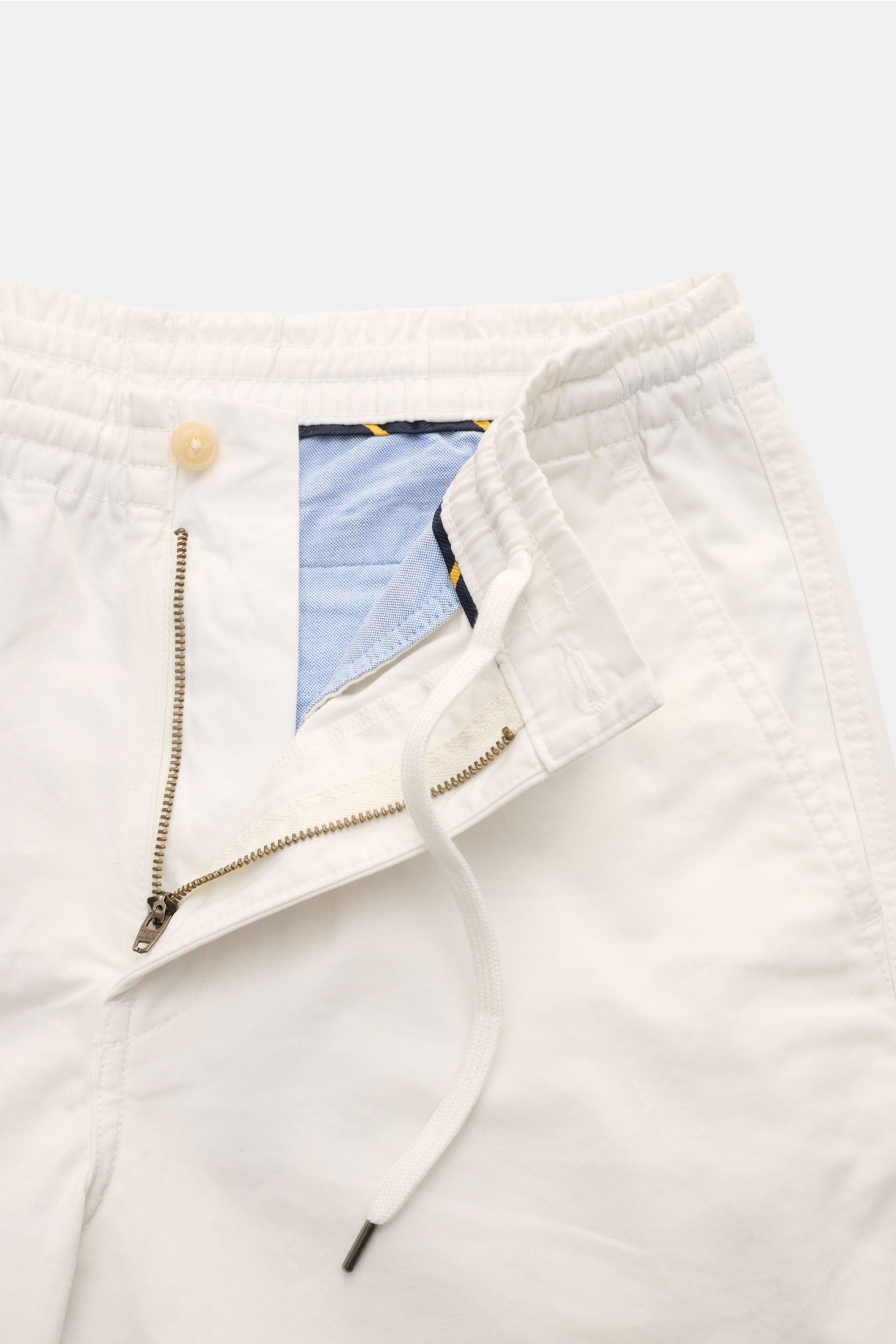 Close-up front view of Polo Ralph Lauren Shorts 'Prepster' off-white showing elasticated waistband with drawstring, zip, button, and soft cotton twill fabric. An eye-catching piece for summer: These shorts by POLO RALPH LAUREN are perfect for stylish holi