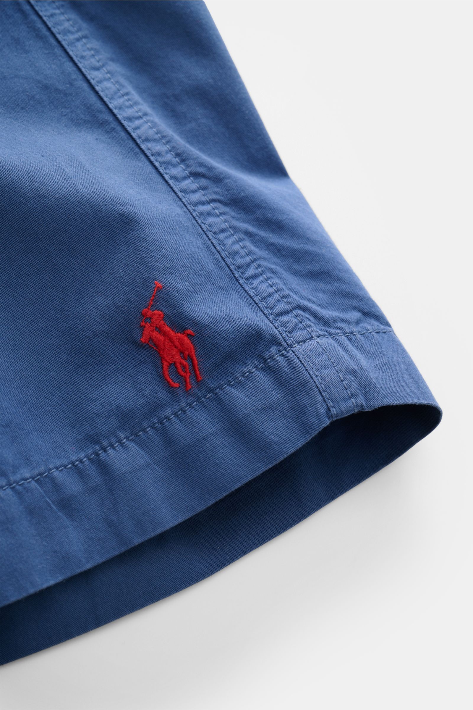 Close-up side view of Polo Ralph Lauren Shorts 'Prepster' dunkelblau in soft pure cotton with red logo stitching, showing detailed seams.

Sommerlicher Eyecatcher: Die Shorts von POLO RALPH LAUREN präsentieren sich als ideale Begleiter für stilvolle Ur