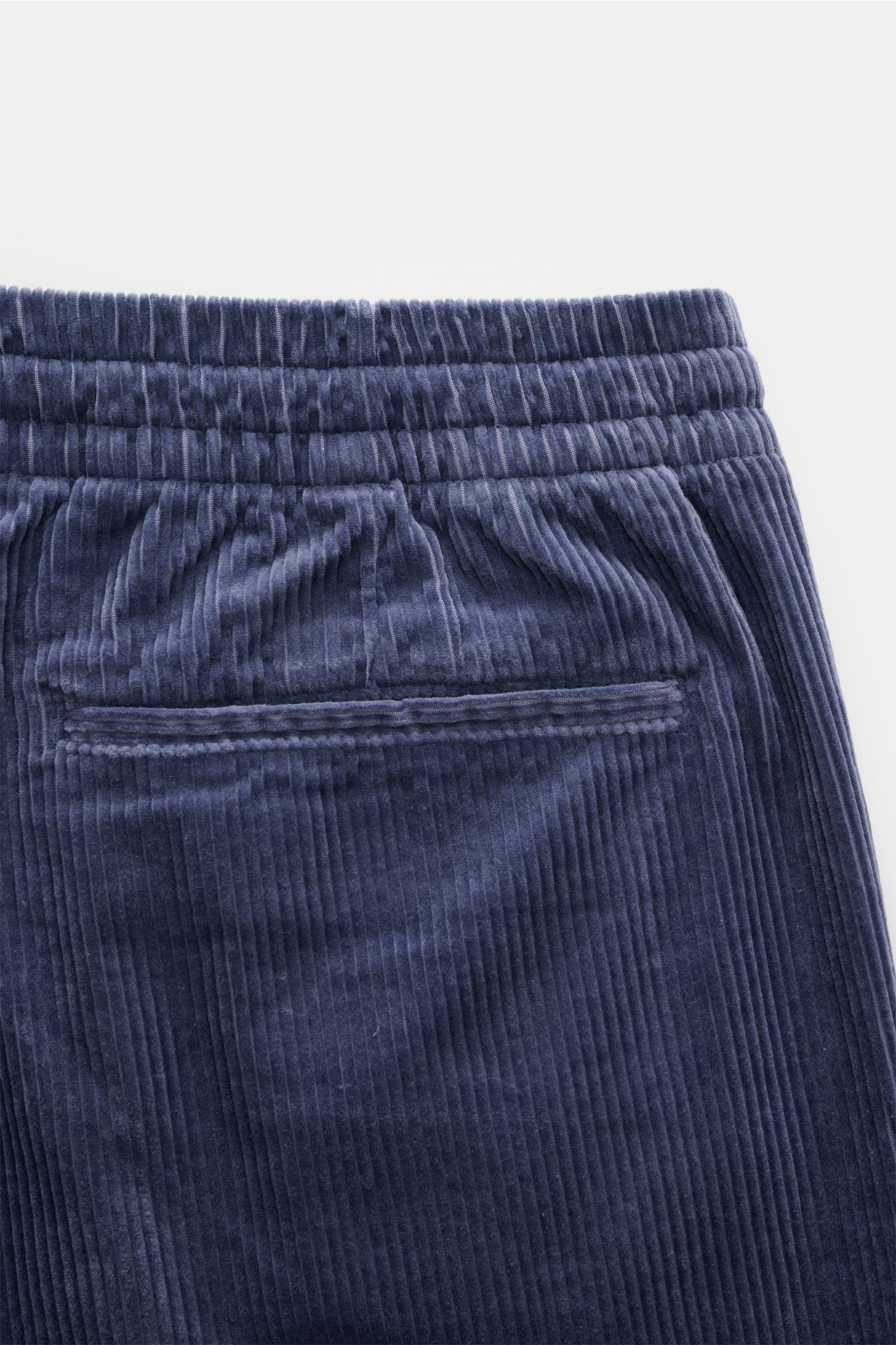 Polo Ralph Lauren Cord-Shorts graublau, Detailaufnahme von hinten oben, elastischer Bund, paspelierte Gesäßtasche, weiches Cordgewebe